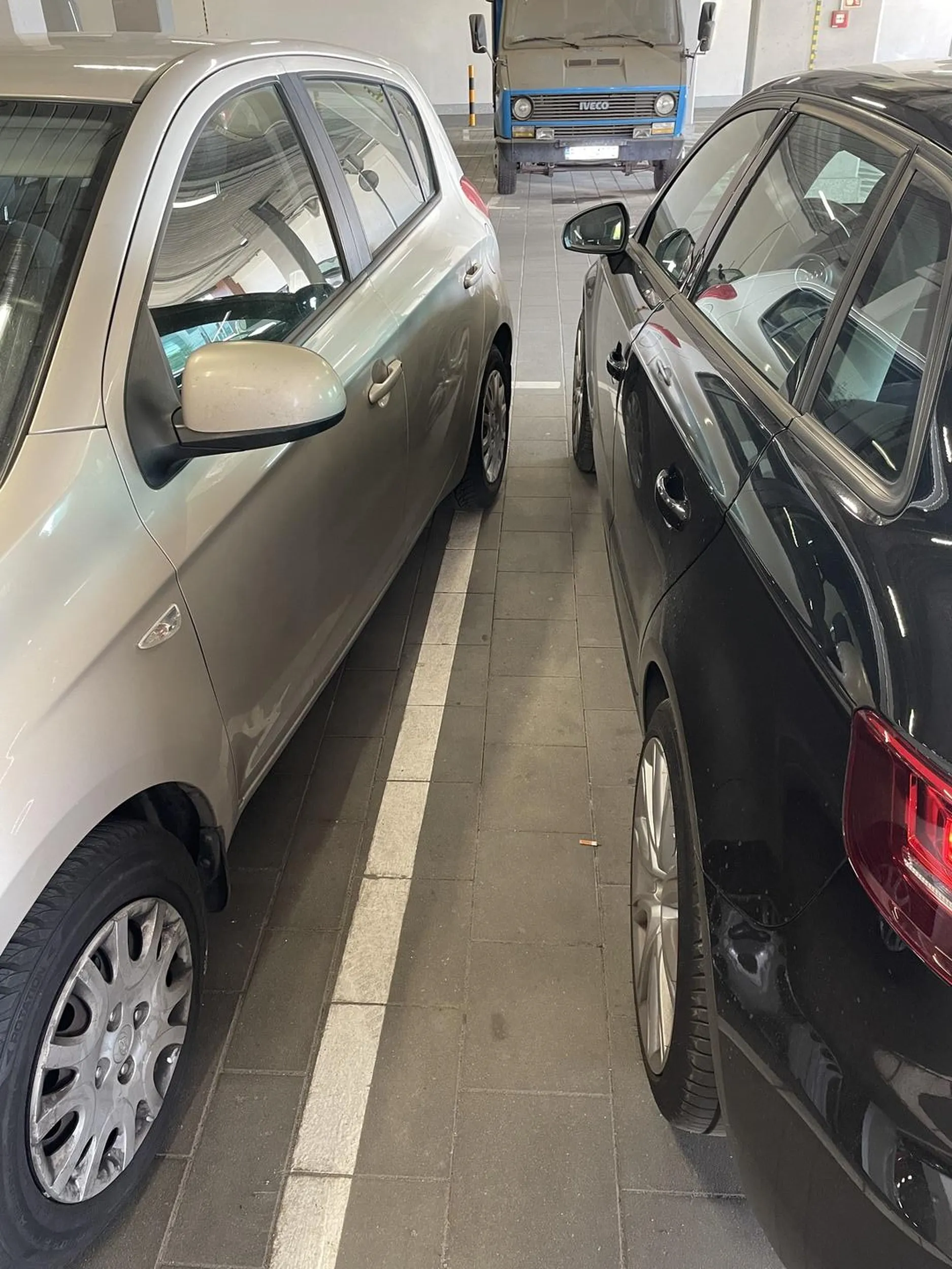 Niezbyt miło tak parkować mając sporo miejsca, naucz się kultury