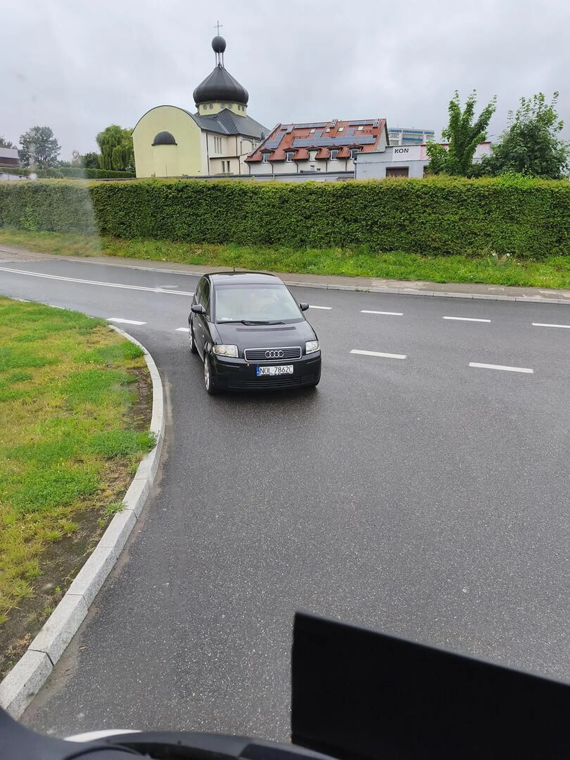 Jeszcze raz tak zostaw auto a dopilnuję, że auto będzie odholowane.