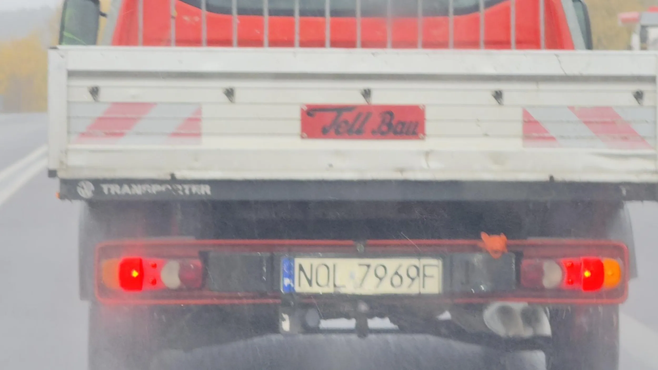 pracownicy tej firmy (widac po odblaskowych kurtkach) w poniedzialki to chyba dalej wczorajsi jezdza. prawie mnie zgnietli zmieniajac pas bez patrzenia w lusterka. po zwroceniu im uwagi zaczeli mnie gonic mrugajac dlugimi. Jechali mala ciezarowka ponad 140 mnie goniac po drodze co jest 90 (tak tez nie jestem przykladem, ale nie mam zaladowanej paki), potem zaczeli wyprzedzac na ciaglej i zajezdzac droge. gdyby nie to ze jechalem z dzieckiem z checia dal bym im sie zgniesc.