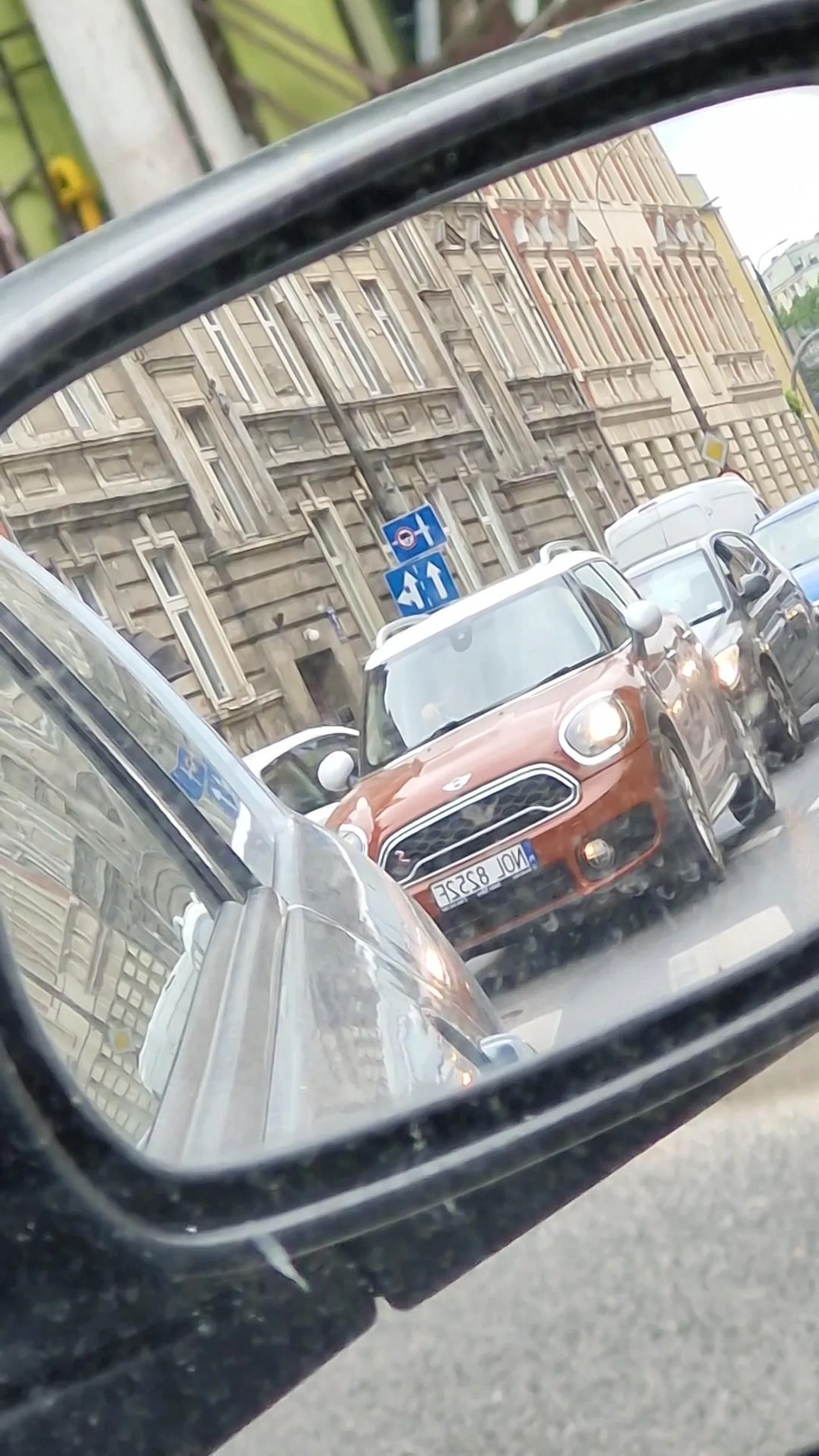 Kobieta z tego auta ( tapeciara podobna do Beaty Kozidrak)  agresywna , trąbi na kierowców wymuszając  wjazd na torowisko.  Myśli że jak światło zielone to można zablokować skrzyżowanie.  Zero pojęcia o ruchu drogowym.