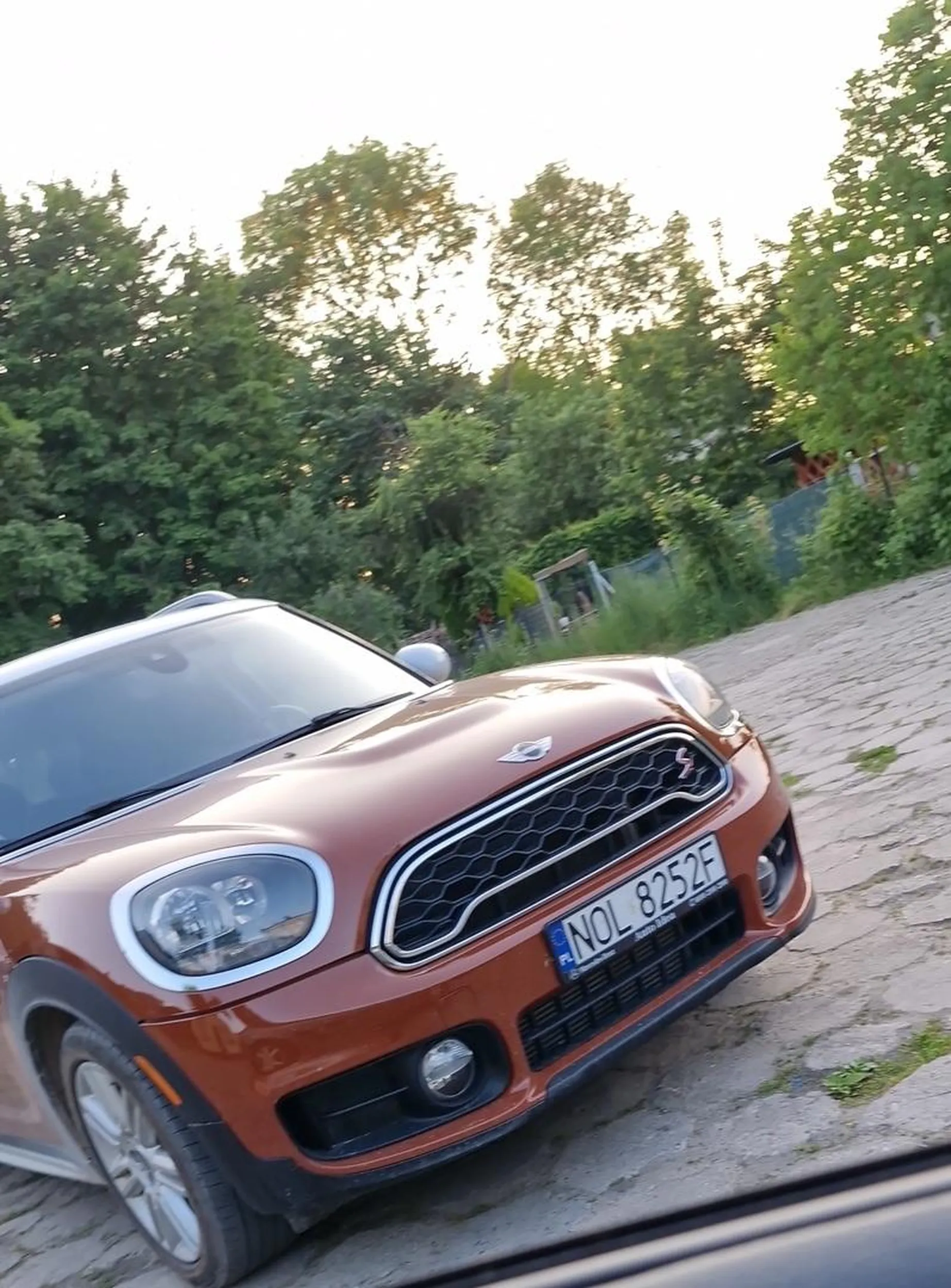 Kobieta z tego auta ( tapeciara podobna do Beaty Kozidrak)  agresywna , trąbi na kierowców wymuszając  wjazd na torowisko.  Myśli że jak światło zielone to można zablokować skrzyżowanie.  Zero pojęcia o ruchu drogowym.