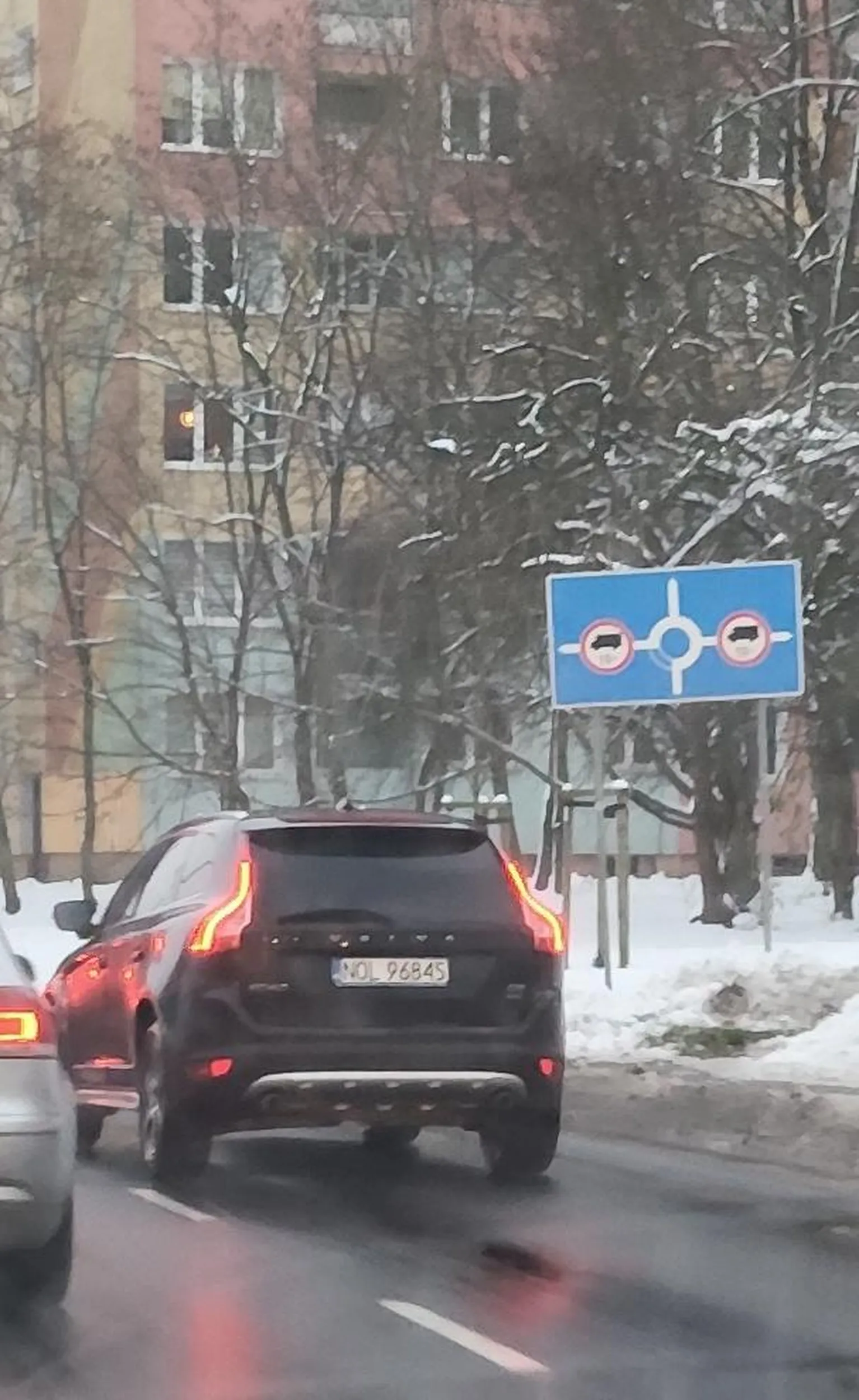 Kierowca wjeżdża na skrzyżowanie na czerwonym świetle. Dodatkowo robi to widząc że za skrzyżowaniem nie ma miejsca. To stara praktyka olsztyńskich kierowców na ulicy Limanowskiego, przez co kierowcy wyjeżdżający z ulicy Paderewskiego nie mogą wjechać na skrzyżowanie mimo zielonego światła. Sami tworzycie korki przez swoją bezmyślność i egoizm