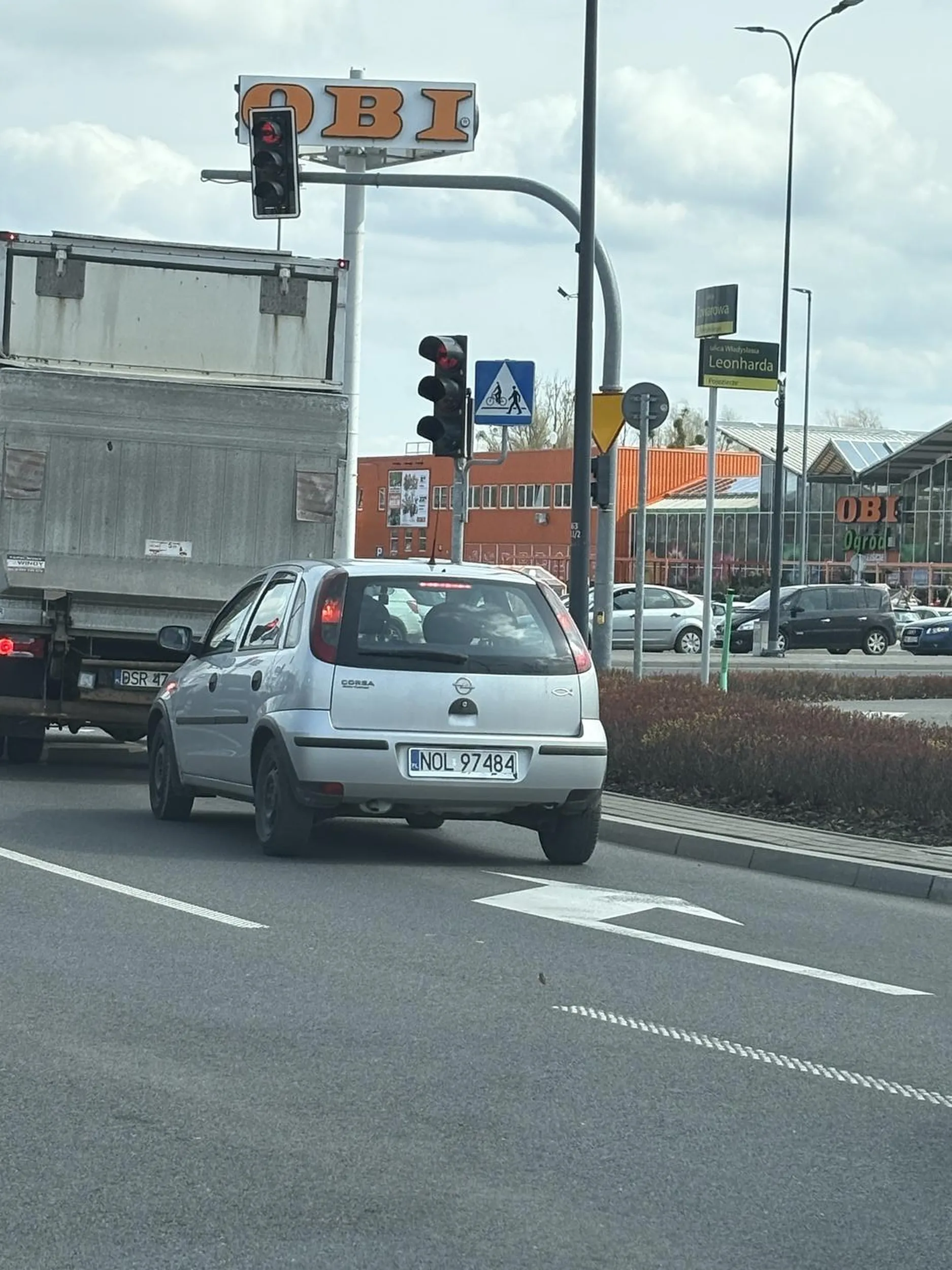 Uważajcie na niekulturalna kobietę która nie ma za grosz pokory. Wymuszając pierwszeństwo na rondzie i wjeżdżając mi perfidnie przed maskę postanowiła unieść się dumą wraz ze swoim środkowym palcem którego pokazywała z minutę bo najwyraźniej duma nie opadała. Mijając się postanowiła jeszcze pokazać krzywy palec i się szczerze uśmiechnąć. Uważajcie na babe z corsy