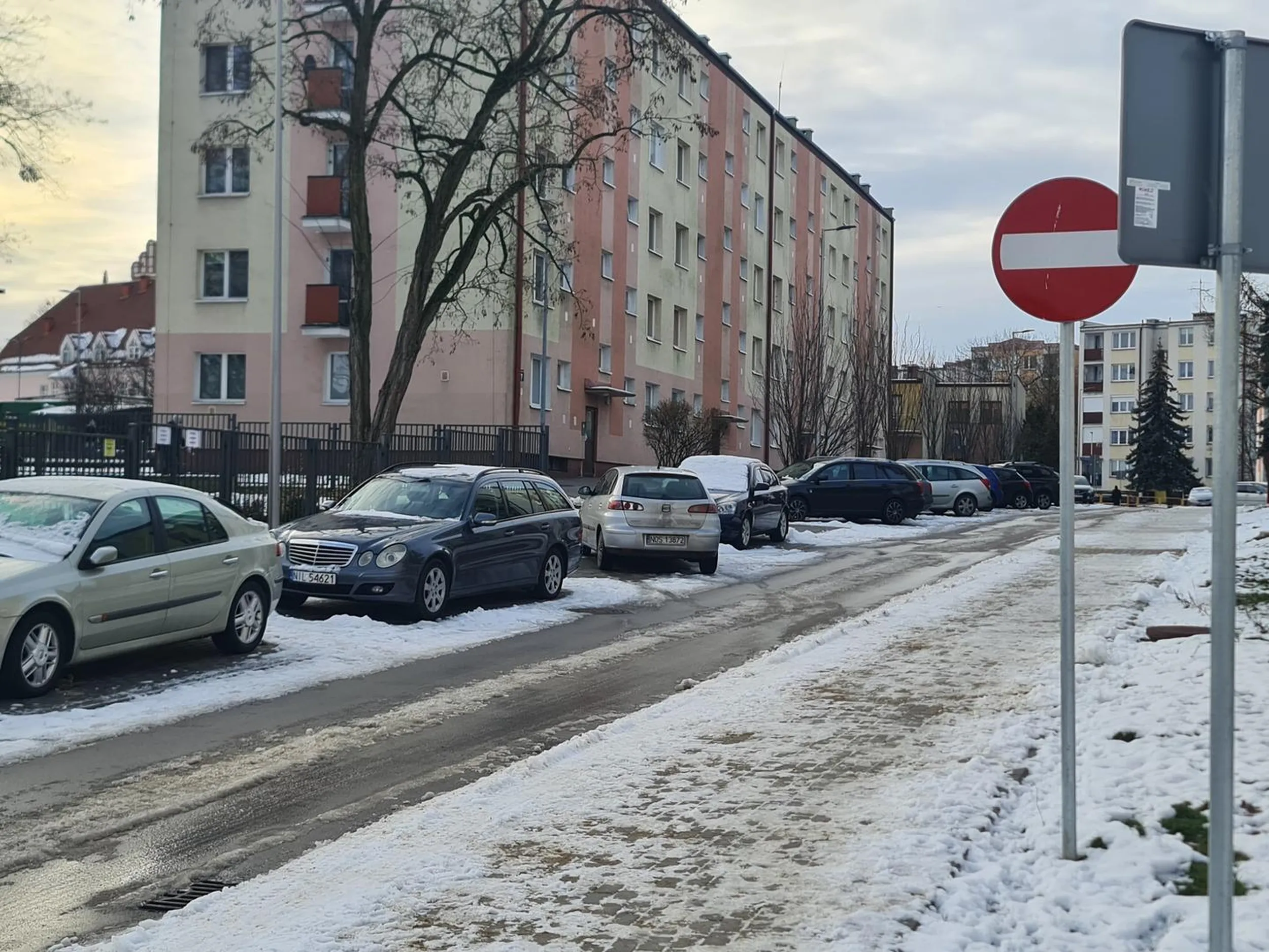 Wjazd pod prąd i parkowanie jak cep  czyli piękny pokaz inteligencji tej pani.