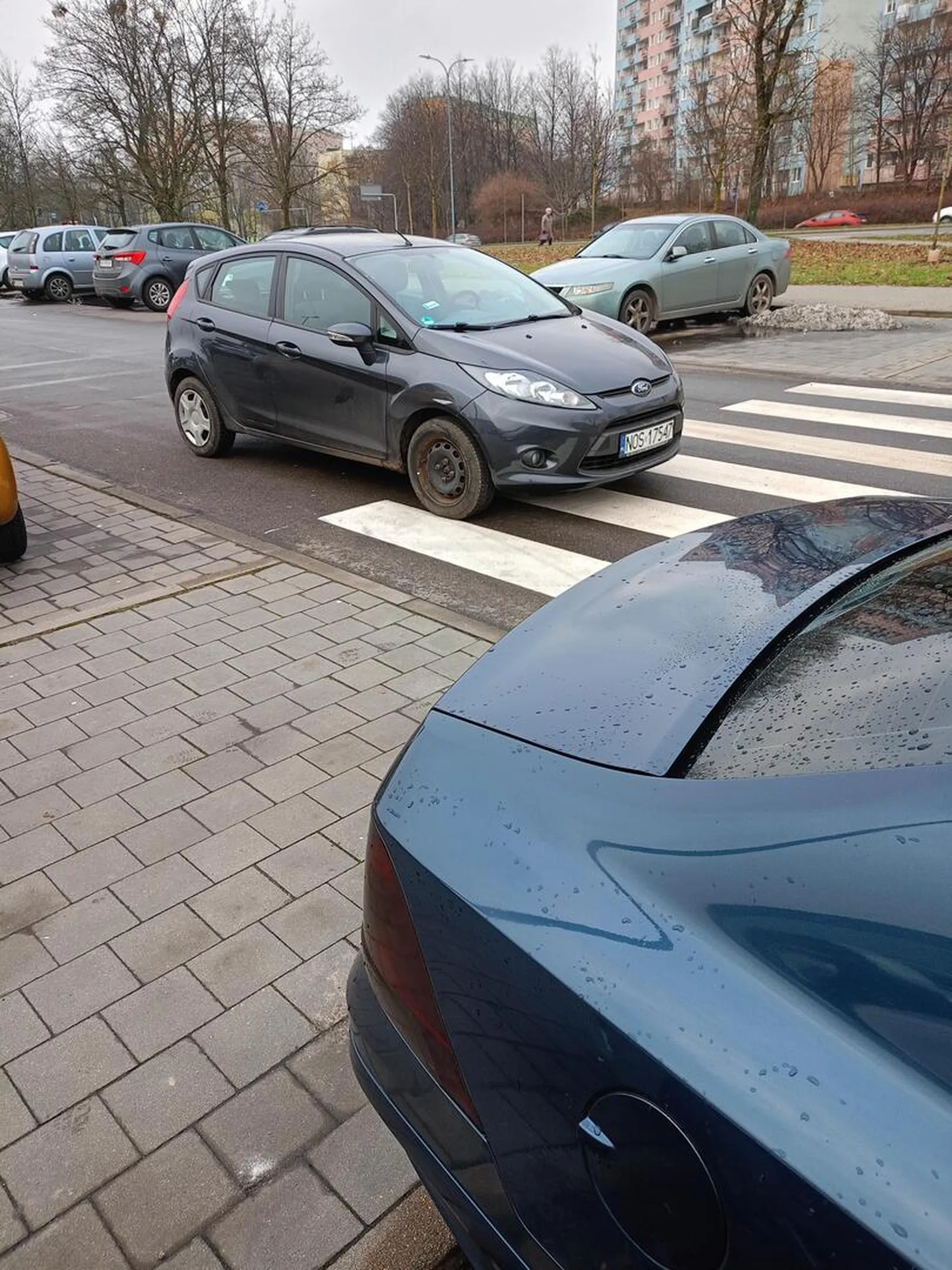 Parkowanie w taki sposób to już gruba przesada. Auto stało tak co najmniej godzinę.