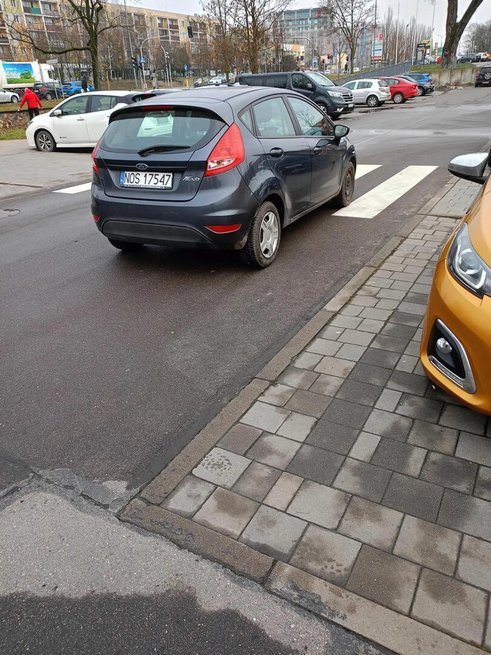 Parkowanie w taki sposób to już gruba przesada. Auto stało tak co najmniej godzinę.