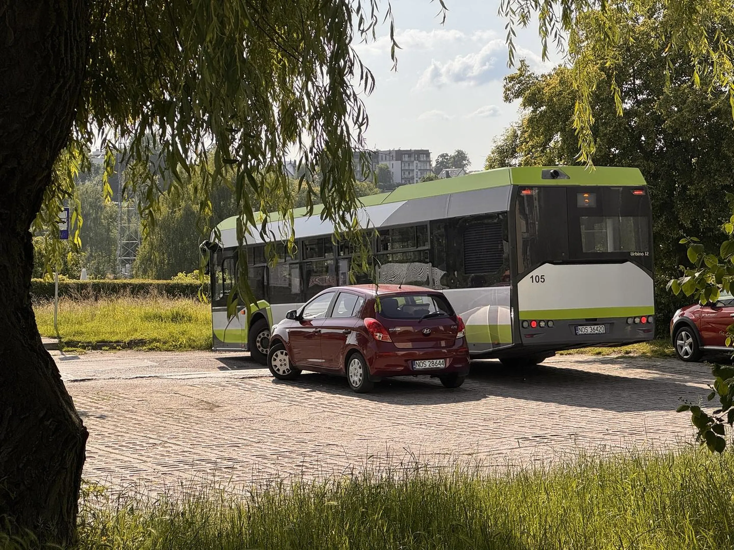 Facet zaparkował na środku wyjazdu z pętli autobusowej.