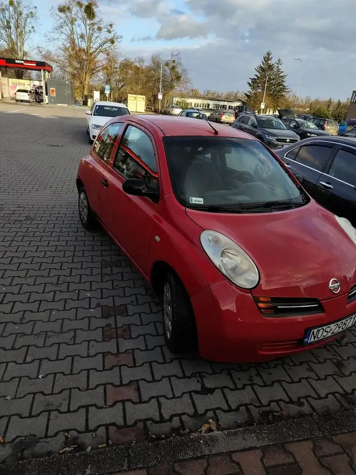 Kolejny przykład jego parkowania, jak on zdał prawo jazdy