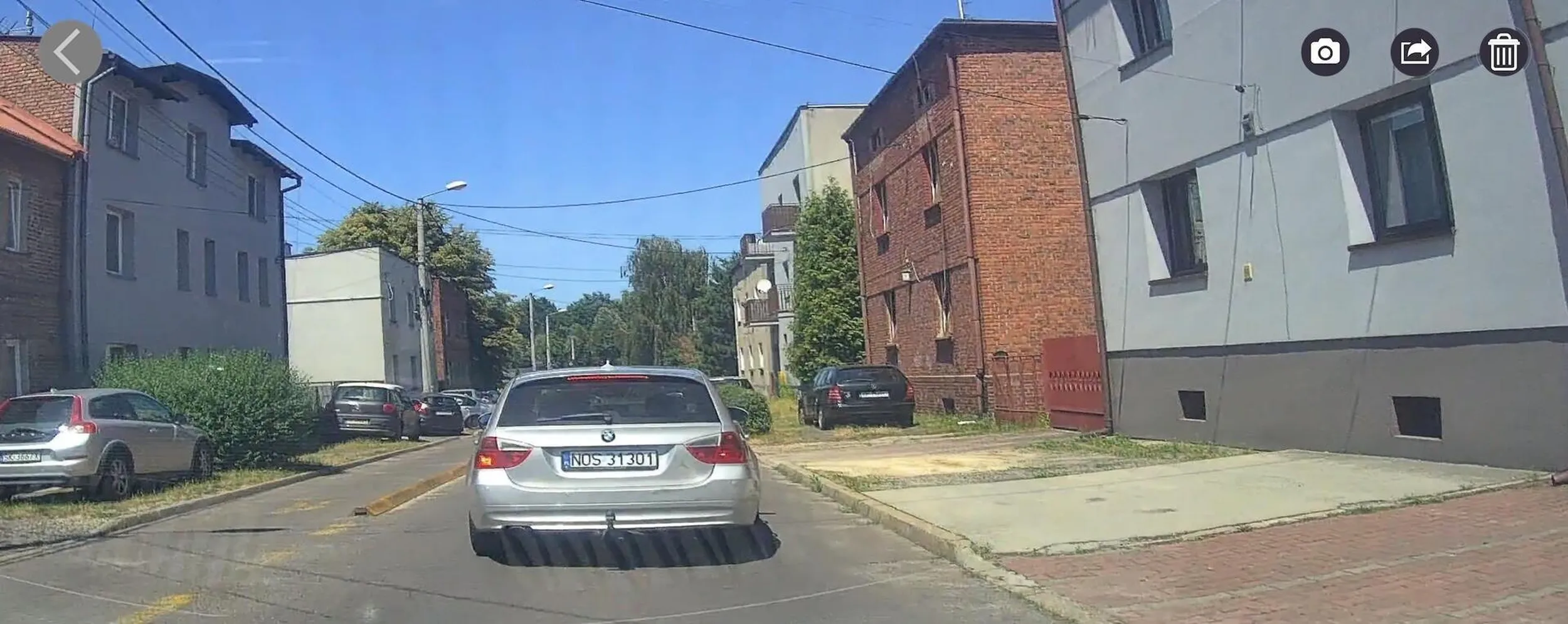 Jakiś gówniarz wyprzedza na ciągłej a później hamuje.