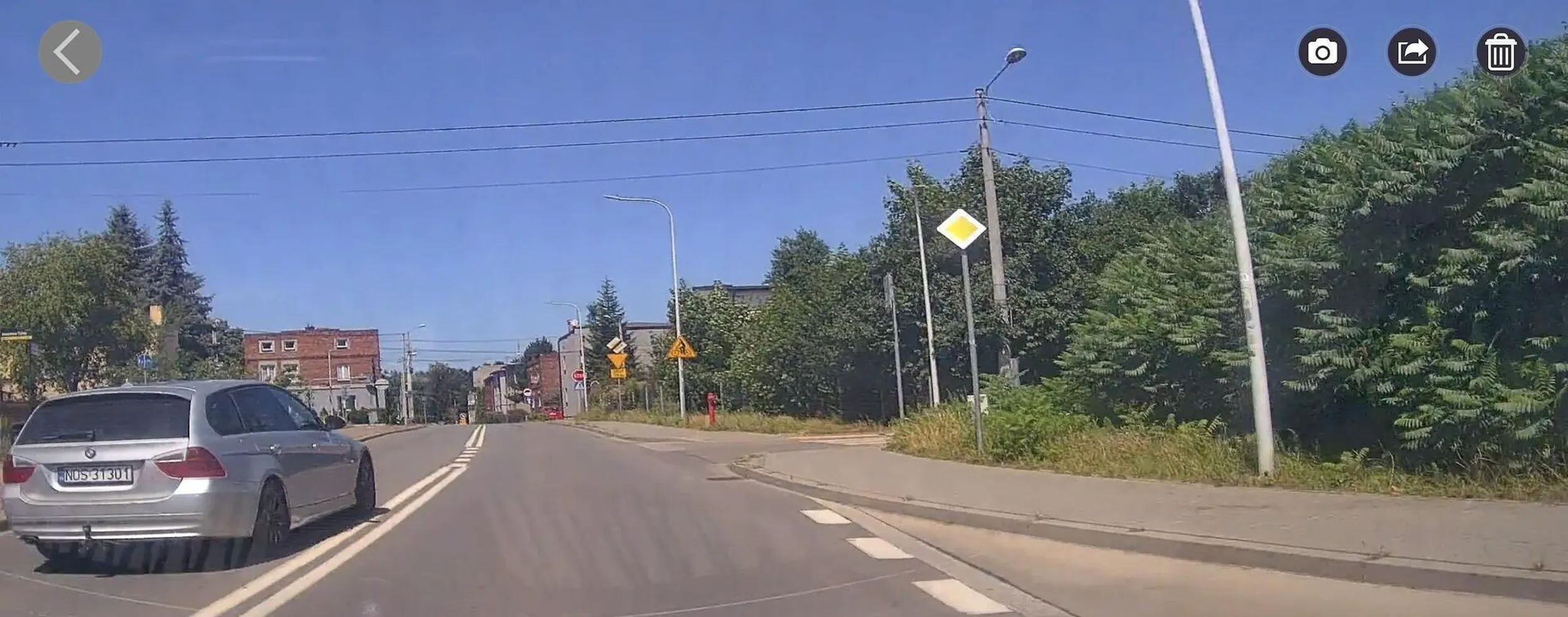 Jakiś gówniarz wyprzedza na ciągłej a później hamuje.