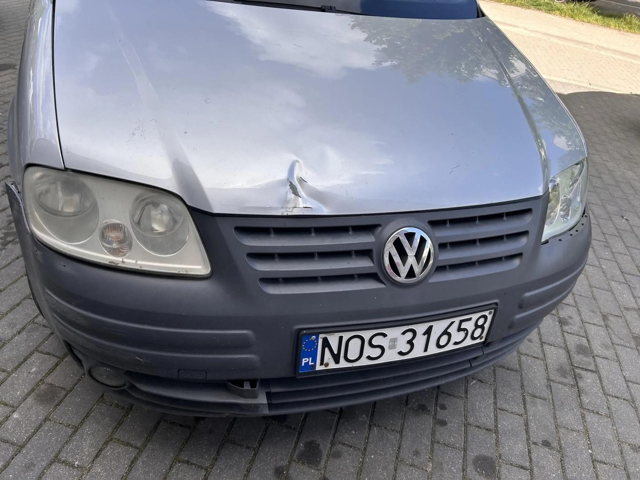 Gościu jeździ narąbany rysuje samochody i prawdopodobnie nie ma prawa jazdy