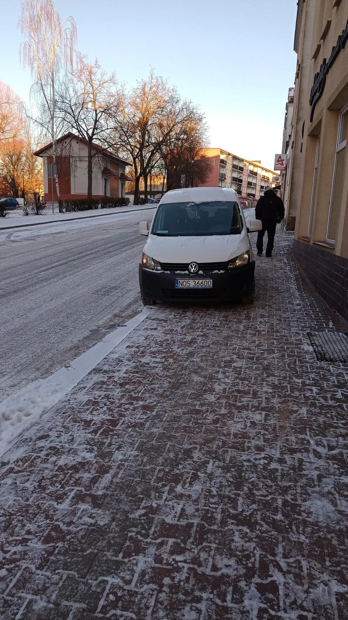 Auto utrudnia ruch pieszych ,zaparkowane jest niezgodnie z przepisami ,a parking wolny po drugiej stronie ulicy .