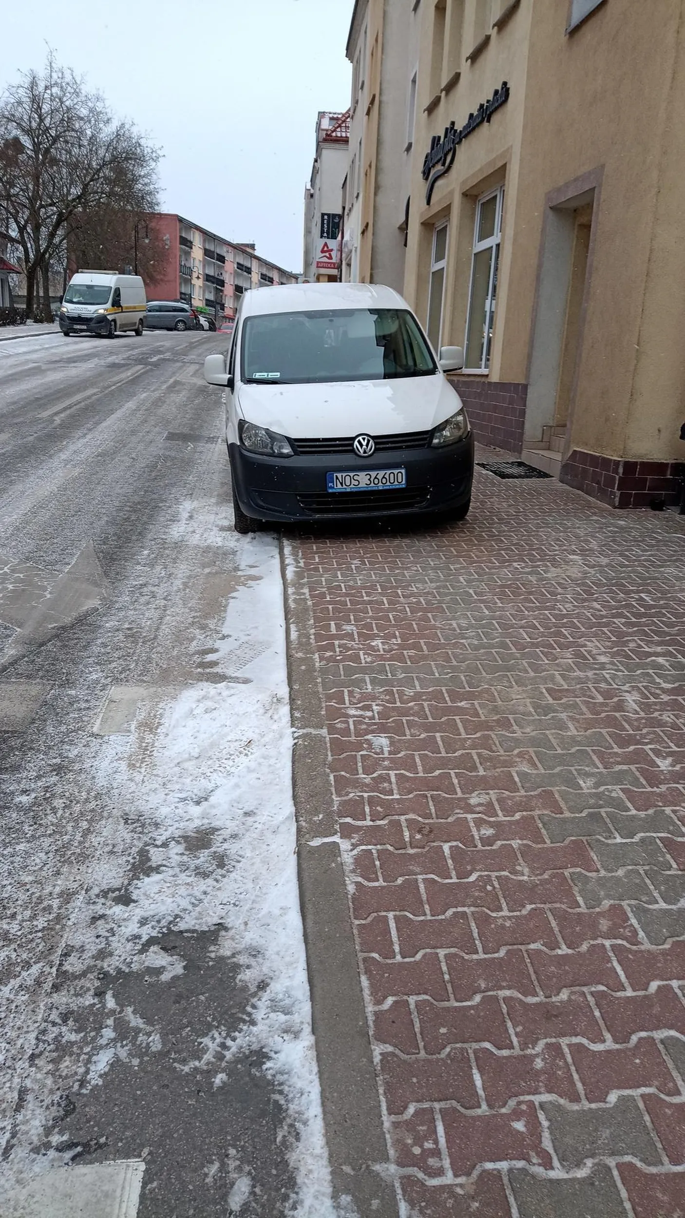 Auto utrudnia ruch pieszych ,zaparkowane jest niezgodnie z przepisami ,a parking wolny po drugiej stronie ulicy .