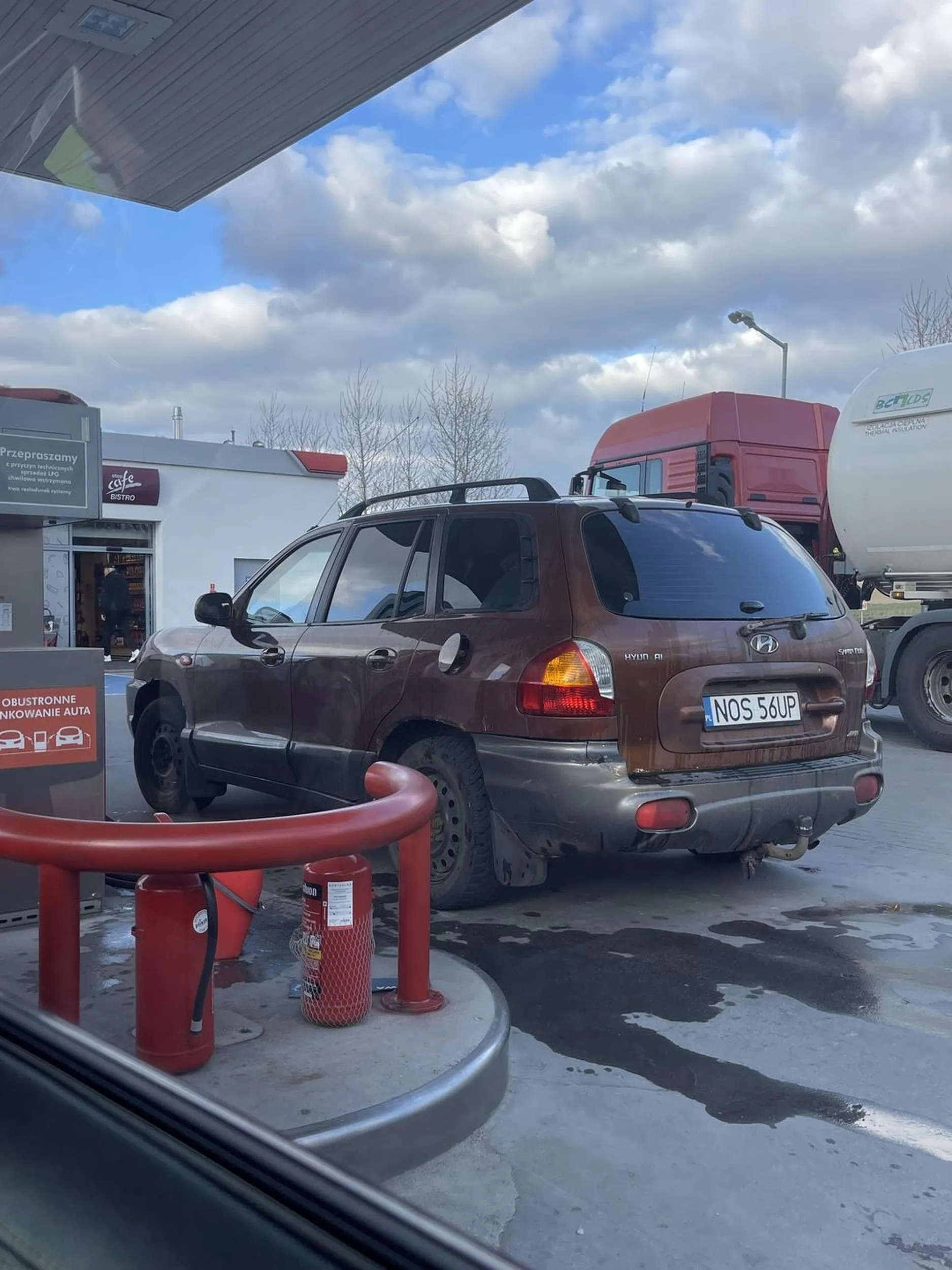 Sebix stwierdził że będzie czekał aż cała cysterna się rozładuje bo on nie może zatankować gazu. Stał na stanowisku dobre 10-15 minut i blokował stacje. Przy okazji stania stwierdził że umyje sobie pół samochodu myjka do szyb.