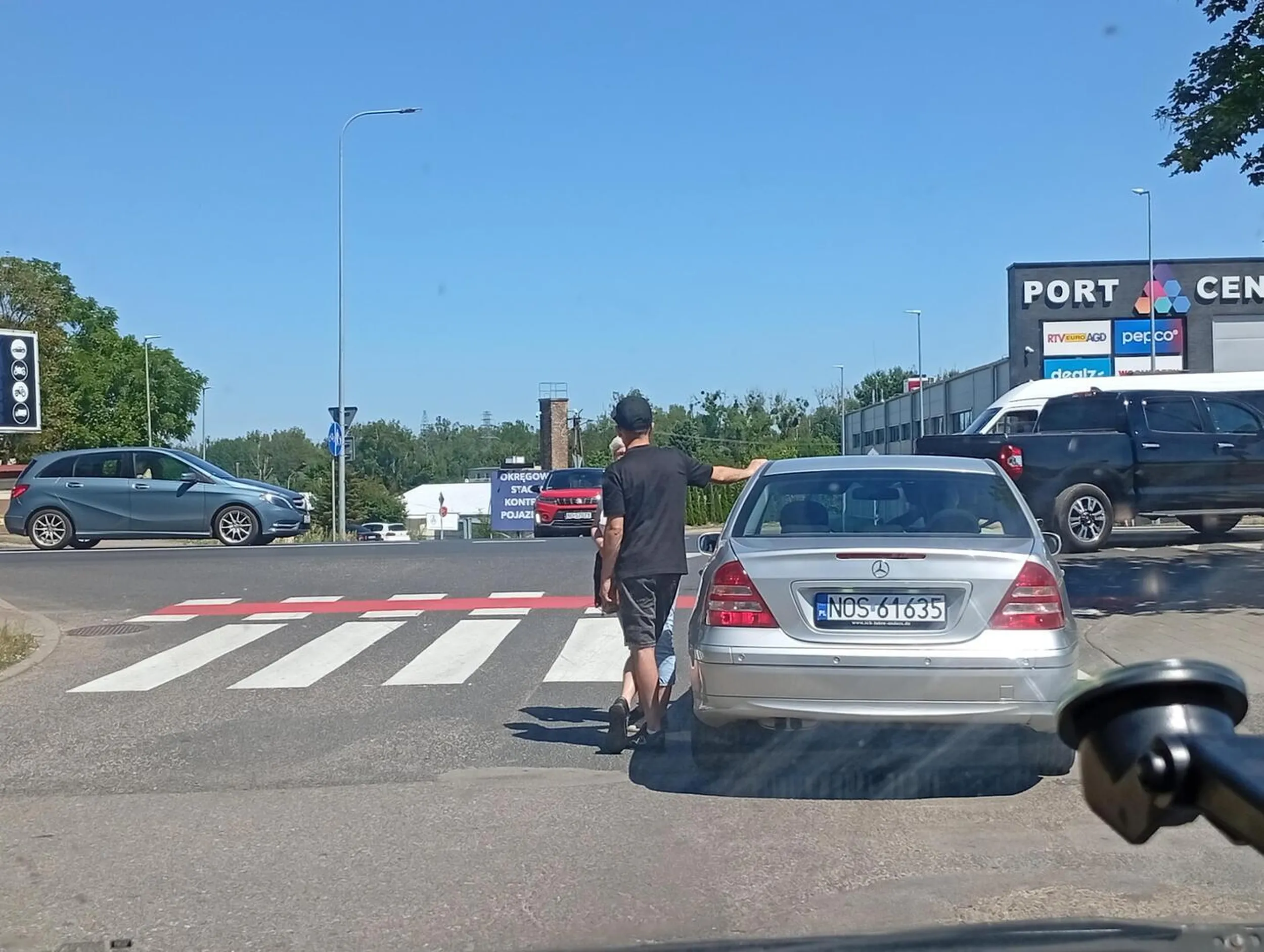 Parkowanie na wyjeździe z parkingu na przejściu dla pieszych i przejazdu dla rowerów