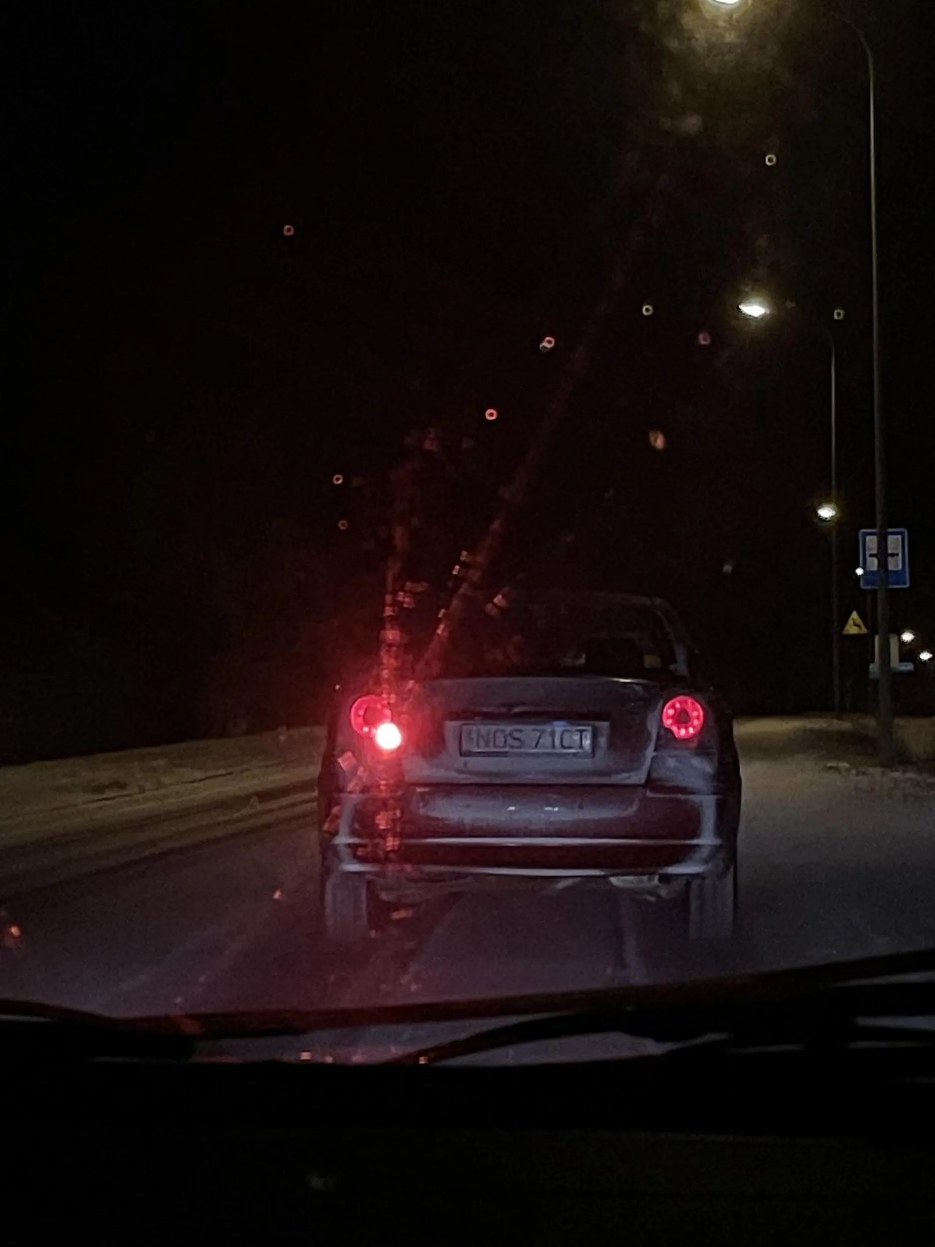 Kretyn jeździ na przeciwmgielnych w pełnej widoczności już nic nie mówiąc o stwarzaniu zagrożenia