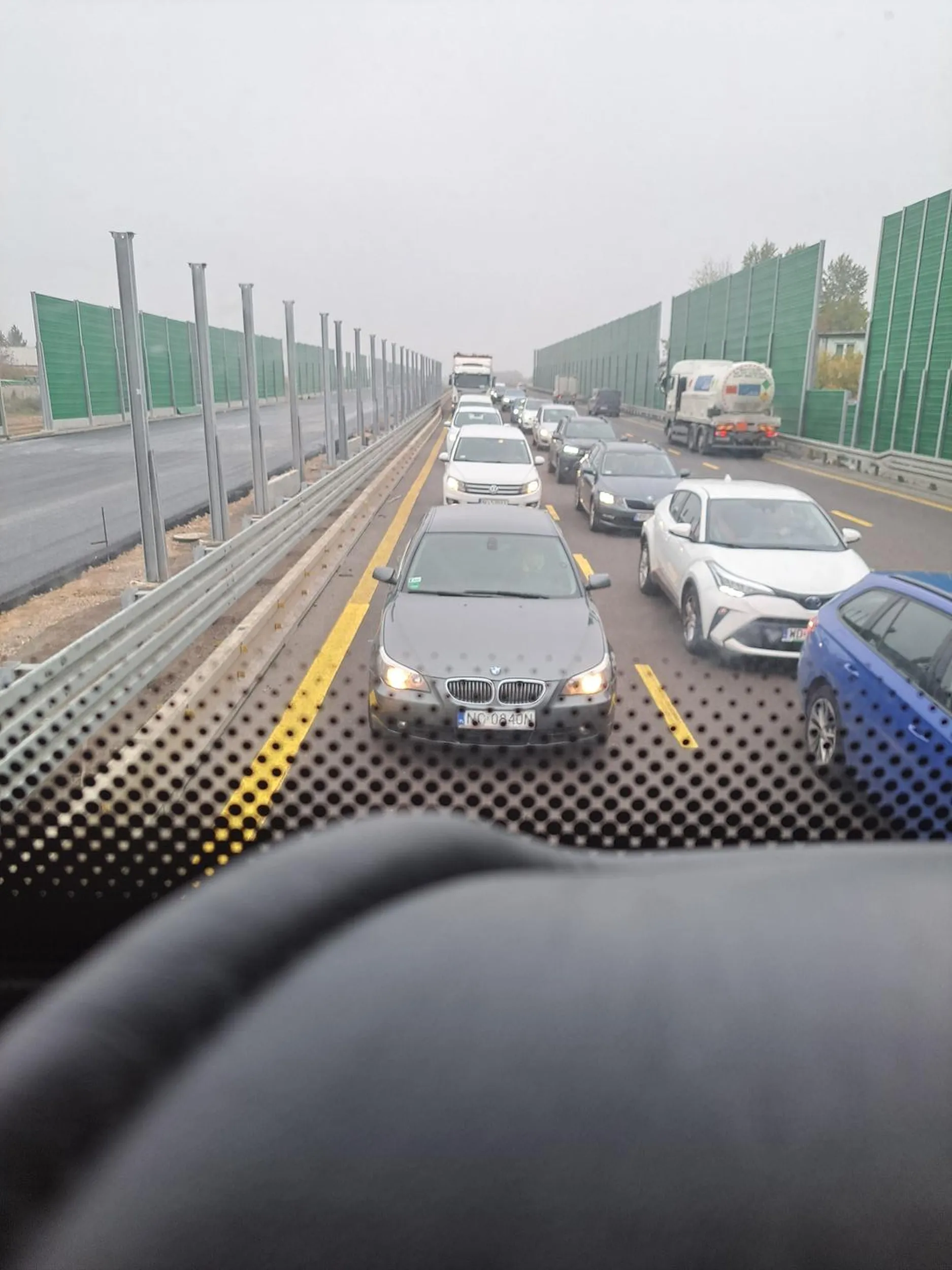 Rozmawia przez teflon podczas jazdy. Stwarza zagrożenie na drodze.