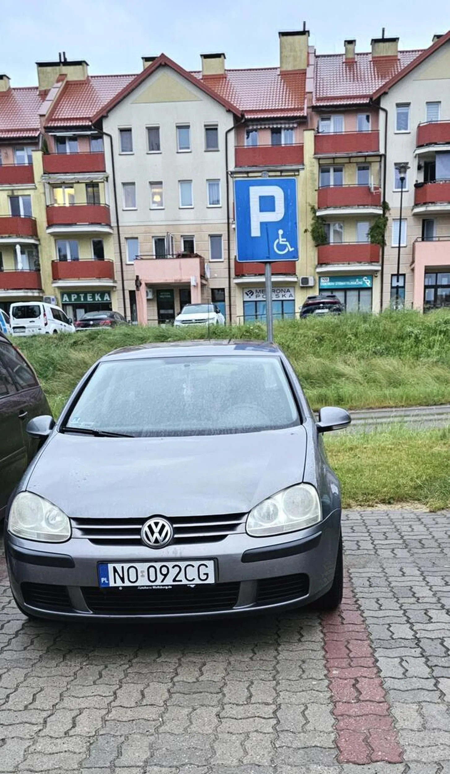 Miszczyni parkowania!!! Czubek własnego nosa widzi tylko!!! Inwalidką nie jest..., a jeżeli to tylko umysłową.