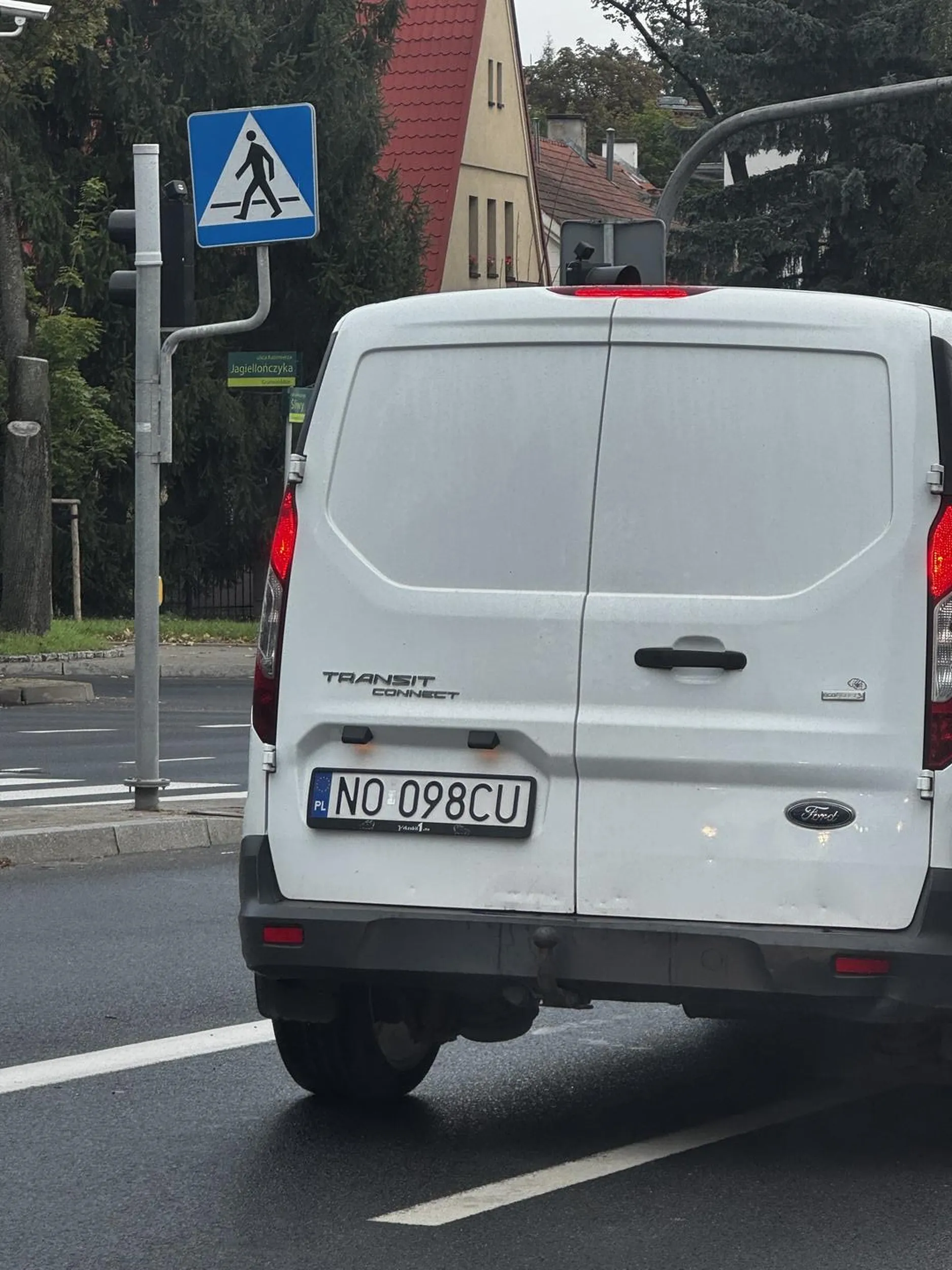 Gościu stwarza zagrożenie , jedzie środkiem , nie sygnalizuje zamiaru zmiany pasa , sprawia wrażenie jakby jeździł pod wpływem alkoholu lub innych środków .