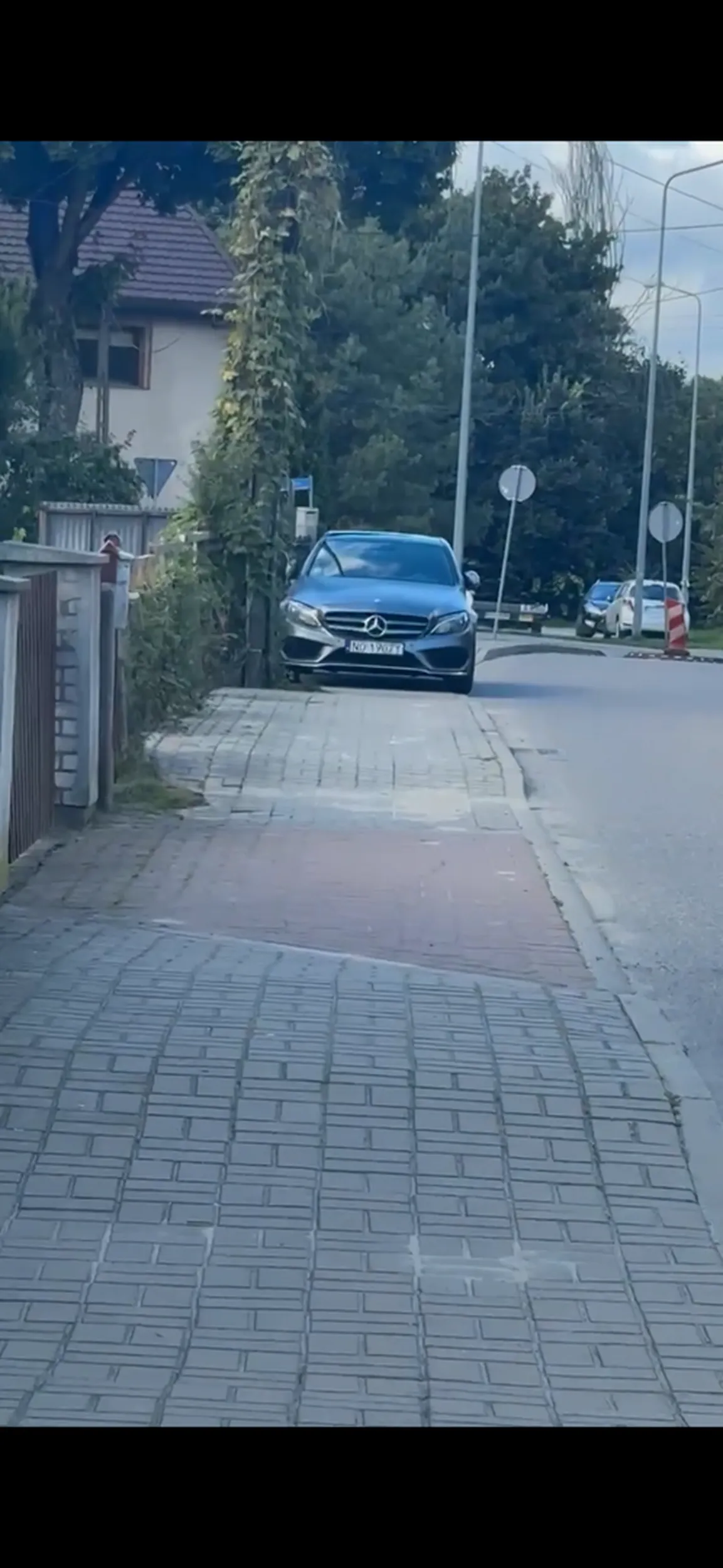 Parkuje na całym chodniku przed budową, trzeba schodzić na ulicę i omijać