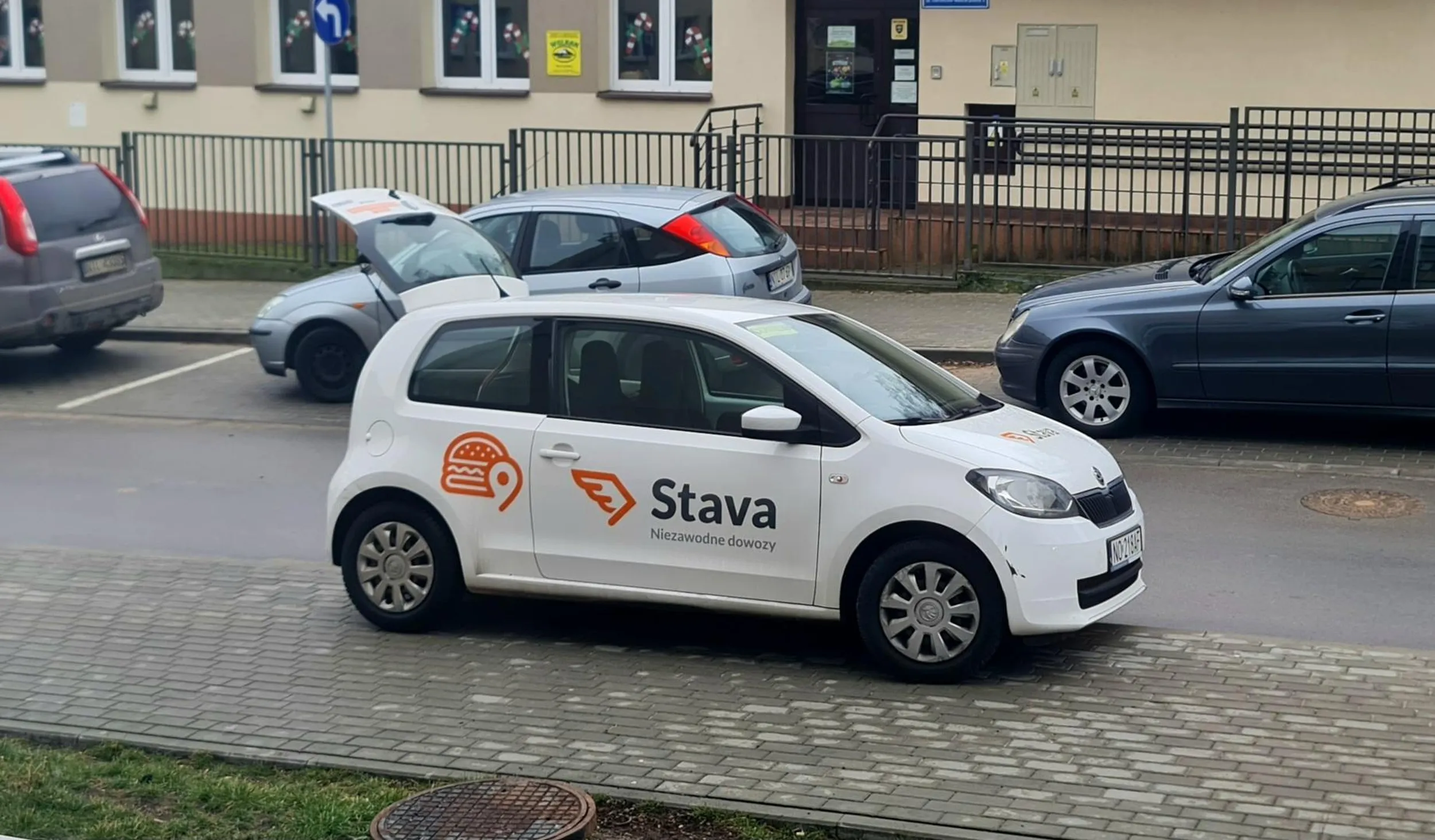 Wjazd pod prąd po chodniku oraz blokowanie przejazdu, nic tylko pogratulować, wręcz podwyżka się należy kierowcy Stavy.