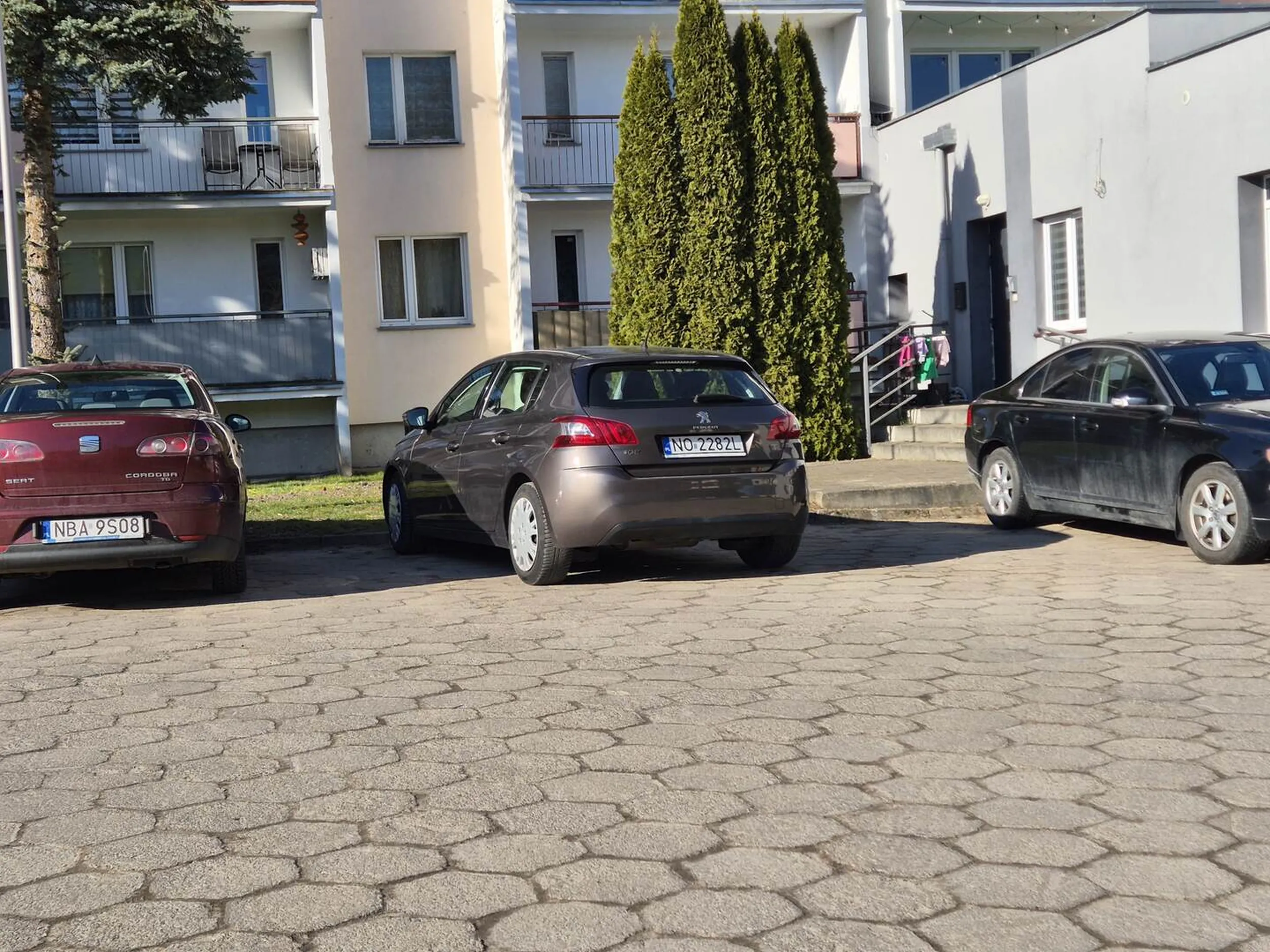 Naucz się parkować przygłupie. Szkoda, że jeszcze w poprzeg nie stanąłeś