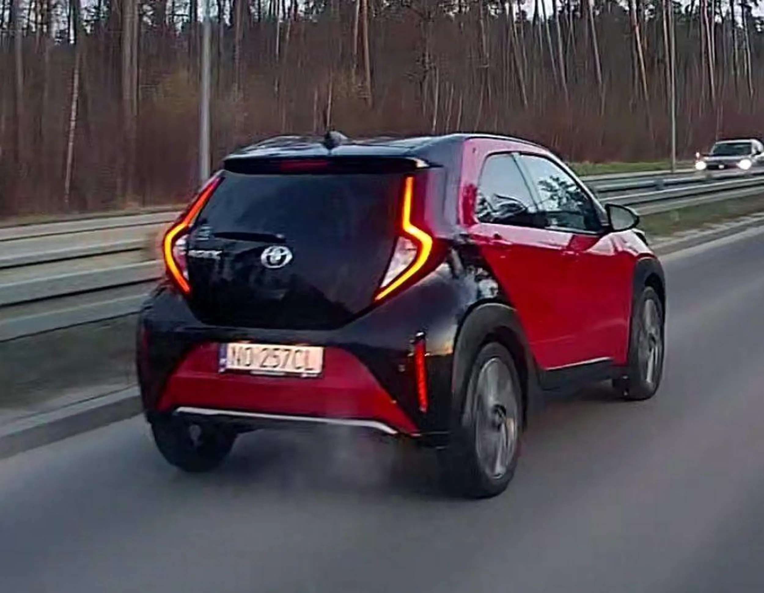 Pajac popędza długimi. Ale żeby się zatrzymać i porozmawiać to już jaj nie miał.