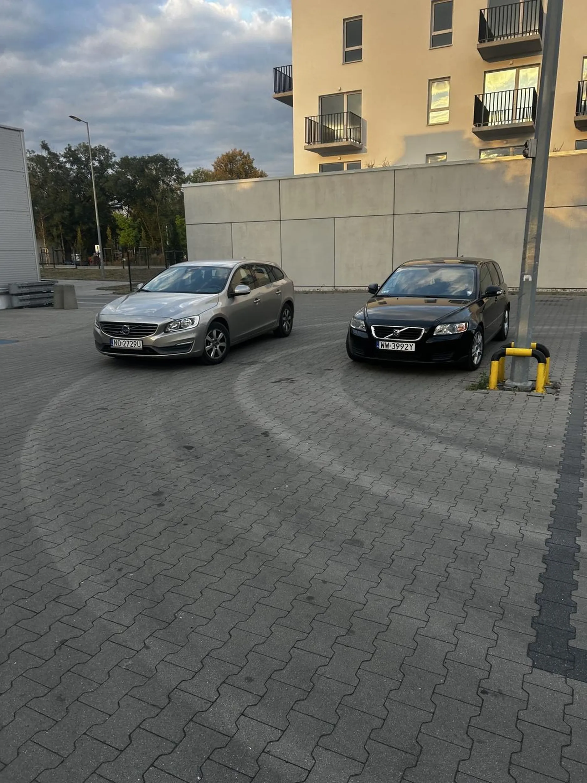 Serdeczne gratulacje za parkowanie na środku wiazdu, ale jasne zdarza się, kobiecie dwie osoby zwróciły uwagę ale zupełnie jej to nie obeszło, wstyd, po mieście trzeba się nauczyć jeździć drogą pani. A ten chłop co go pani wozi, mógł pokazać że coś w spodniach nosi