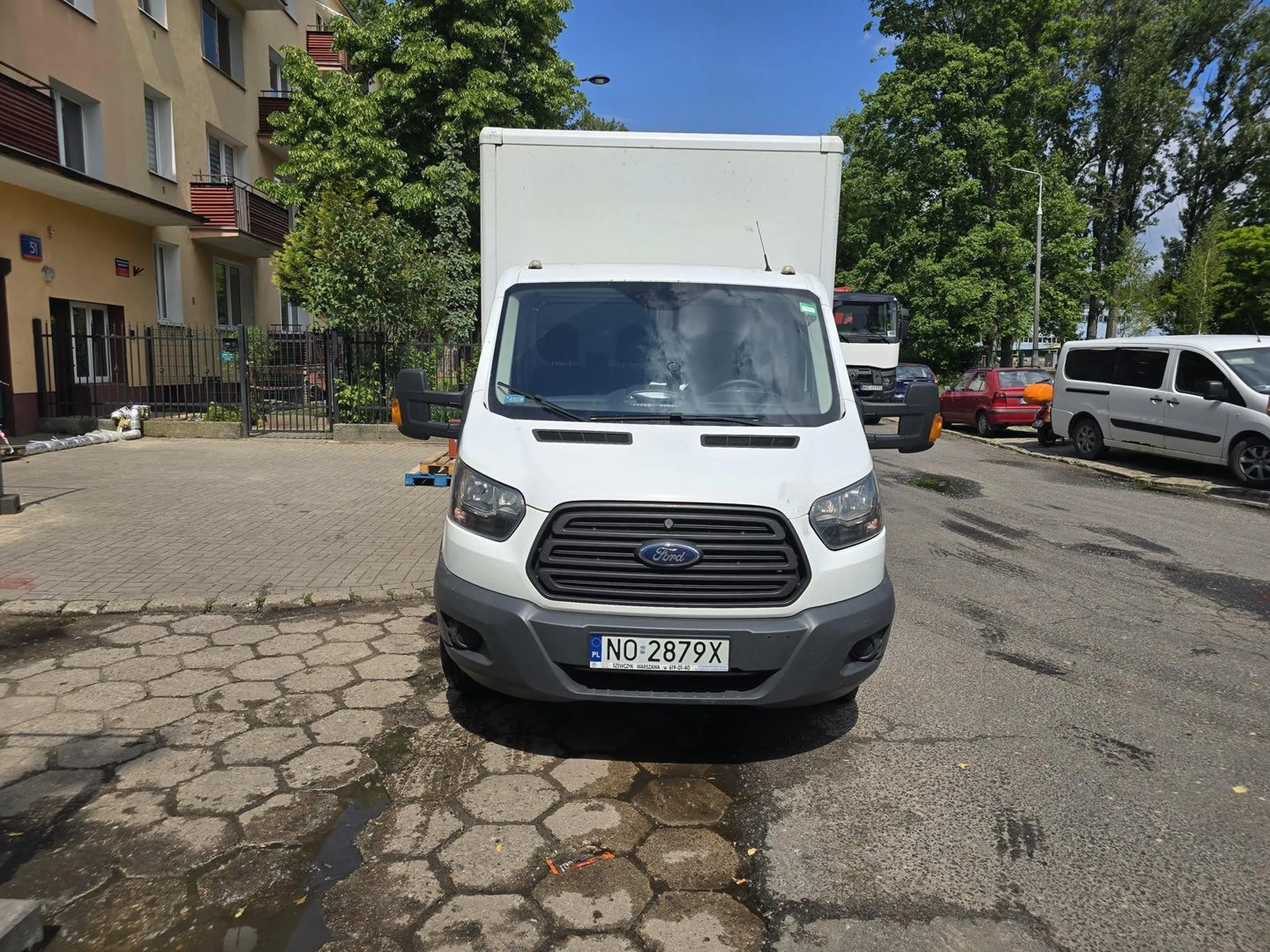 Śmieć zaparkował sobie na środku chodnika na Chłopickiego w Warszawie