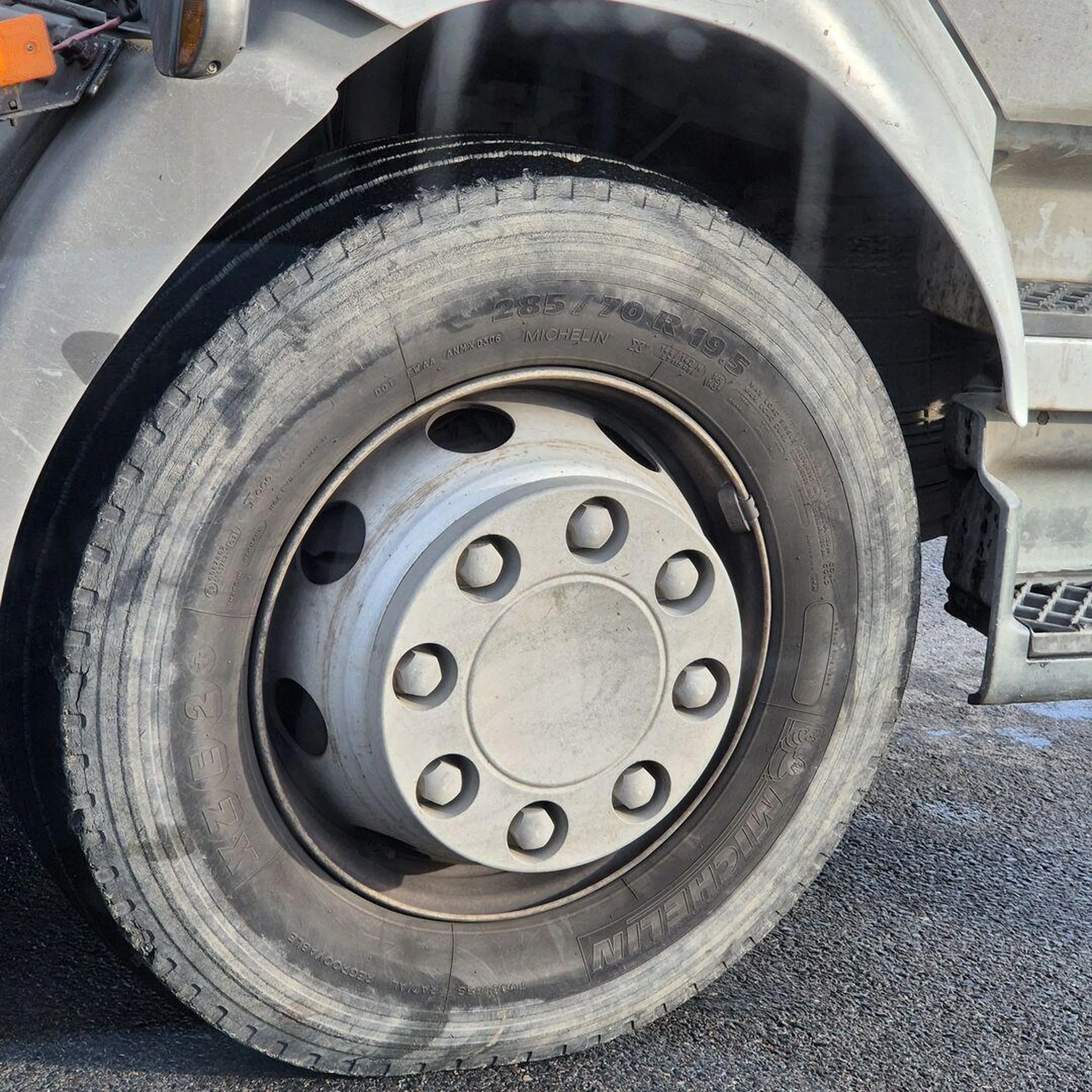 19-letnie opony w pojazdach technicznych Przedsiębiorstwa Wodociągów i Kanalizacji w Olsztynie? Czytelnik oburzony Do redakcji portalu Olsztyn.com.pl zwrócił się w ostatnim czasie jeden z Czytelników, z prośbą o nagłośnienie problemu złego, według niego, stanu opon w pojazdach technicznych, należących do Przedsiębiorstwa Wodociągów i Kanalizacji (PWiK). Uwagę mężczyzny zwrócił fatalny stan ogumienia, które było zmurszałe i spękane. Postanowił więc sprawdzić datę produkcji danych opon. Okazało się, iż pochodzą one z początku 2006 r. Jak to możliwe, że pojazdy należące do przedsiębiorstwa poruszają się na tak leciwych oponach. Otrzymaliśmy odpowiedź od PWiK. Fatalny stan ogumienia W ostatnim czasie do redakcji naszego portalu dotarł list od jednego z Czytelników, z prośbą o nagłośnienie problemu złego stanu opon w pojazdach, należących do Przedsiębiorstwa Wodociągów i Kanalizacji w Olsztynie. - Będąc na ul. Towarowej, obok mnie, na skrzyżowaniu z ulicą Leonharda, zatrzymał się pojazd tec