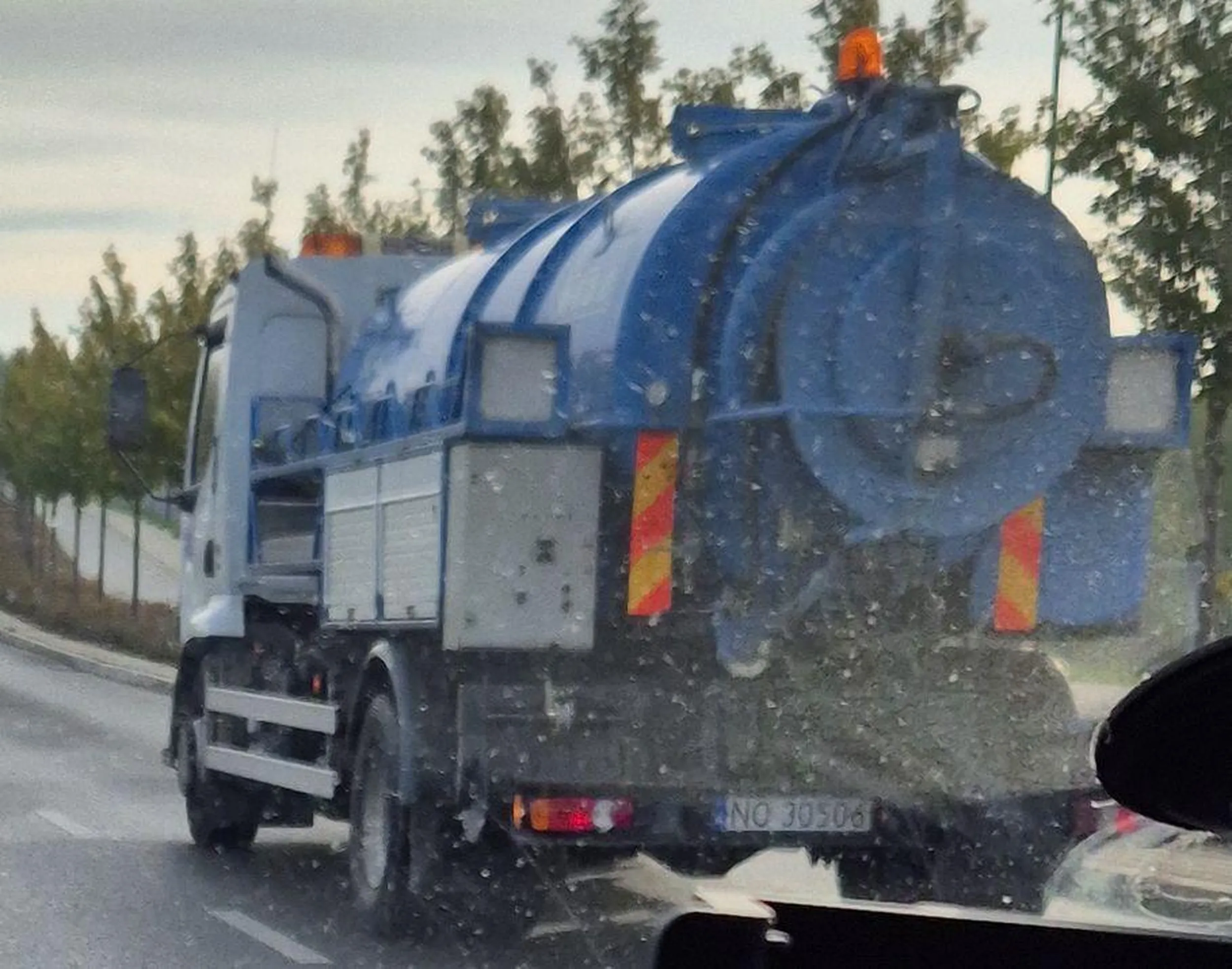 19-letnie opony w pojazdach technicznych Przedsiębiorstwa Wodociągów i Kanalizacji w Olsztynie? Czytelnik oburzony Do redakcji portalu Olsztyn.com.pl zwrócił się w ostatnim czasie jeden z Czytelników, z prośbą o nagłośnienie problemu złego, według niego, stanu opon w pojazdach technicznych, należących do Przedsiębiorstwa Wodociągów i Kanalizacji (PWiK). Uwagę mężczyzny zwrócił fatalny stan ogumienia, które było zmurszałe i spękane. Postanowił więc sprawdzić datę produkcji danych opon. Okazało się, iż pochodzą one z początku 2006 r. Jak to możliwe, że pojazdy należące do przedsiębiorstwa poruszają się na tak leciwych oponach. Otrzymaliśmy odpowiedź od PWiK. Fatalny stan ogumienia W ostatnim czasie do redakcji naszego portalu dotarł list od jednego z Czytelników, z prośbą o nagłośnienie problemu złego stanu opon w pojazdach, należących do Przedsiębiorstwa Wodociągów i Kanalizacji w Olsztynie. - Będąc na ul. Towarowej, obok mnie, na skrzyżowaniu z ulicą Leonharda, zatrzymał się pojazd tec