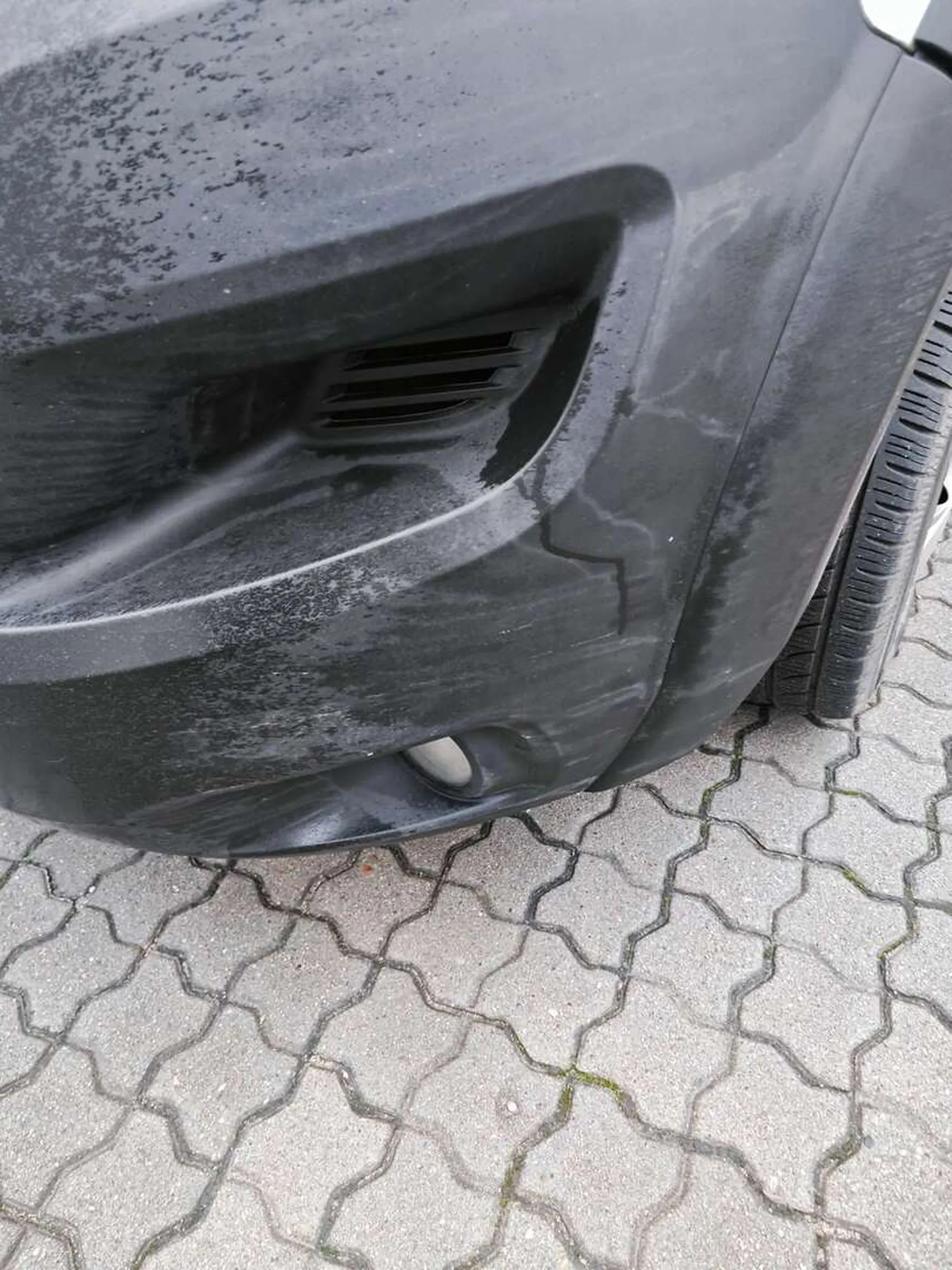 31.12.2024 - 9:00, Szary Hyundai i30 kombi - Olsztyn ul.Dworcowa 3 przy salonie ENERGI Dziękuje bardzo za uderzenie w mój samochód firmowy i ucieczke. Nie było mnie dosłownie 5 minut i ciul majac do dyspozycji ogromny parking musial przypierniczyc w moje auto. NIE ZOSTAWIŁ ŻADNEJ karteczki z numerem telefonu, nie poczekał, nie przeprosił. Na szczęście Pani paląca papierosa widziała cała sytuacje i zdążyła zrobić zdjęcie. Karma wraca chamie.