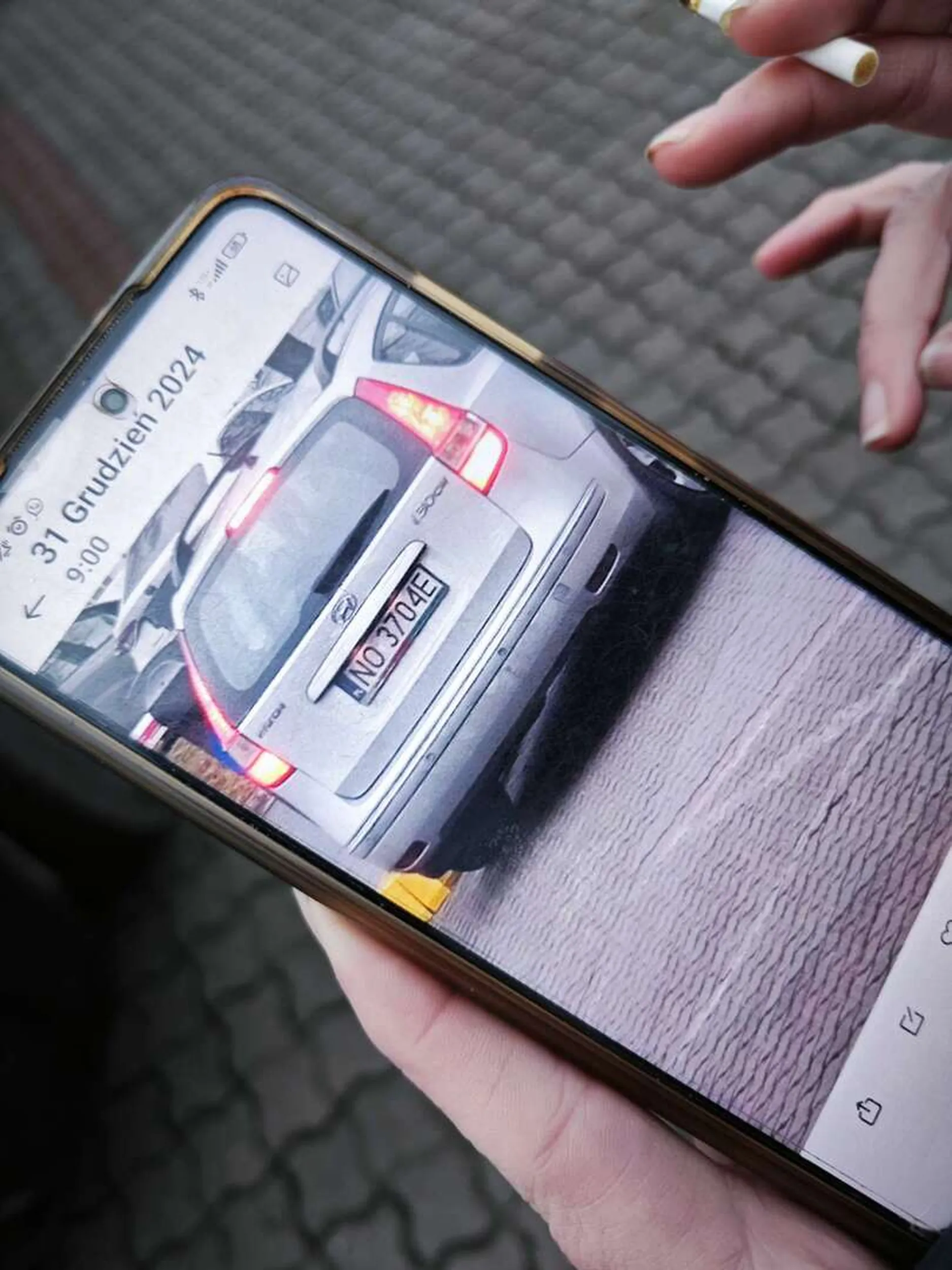 31.12.2024 - 9:00, Szary Hyundai i30 kombi - Olsztyn ul.Dworcowa 3 przy salonie ENERGI Dziękuje bardzo za uderzenie w mój samochód firmowy i ucieczke. Nie było mnie dosłownie 5 minut i ciul majac do dyspozycji ogromny parking musial przypierniczyc w moje auto. NIE ZOSTAWIŁ ŻADNEJ karteczki z numerem telefonu, nie poczekał, nie przeprosił. Na szczęście Pani paląca papierosa widziała cała sytuacje i zdążyła zrobić zdjęcie. Karma wraca chamie.