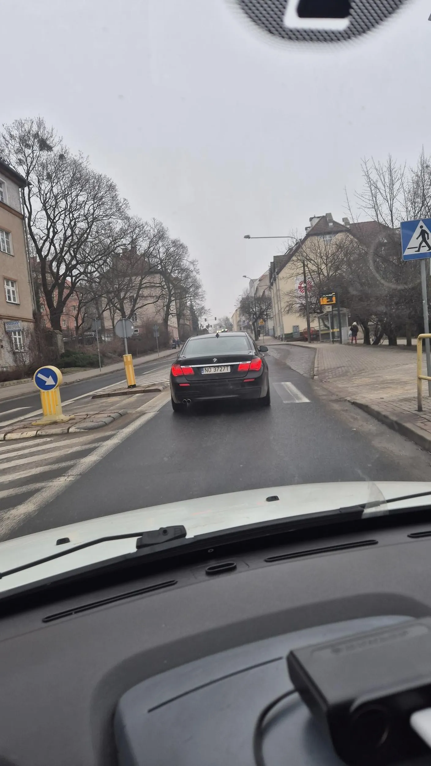 Jeździ na oślep, stwarza zagrożenie, bezczelnie wymusza pierwszenśtwo i zajeżdża drogę, nie daje kierunków, coź jazda bmw zobowiązuje...