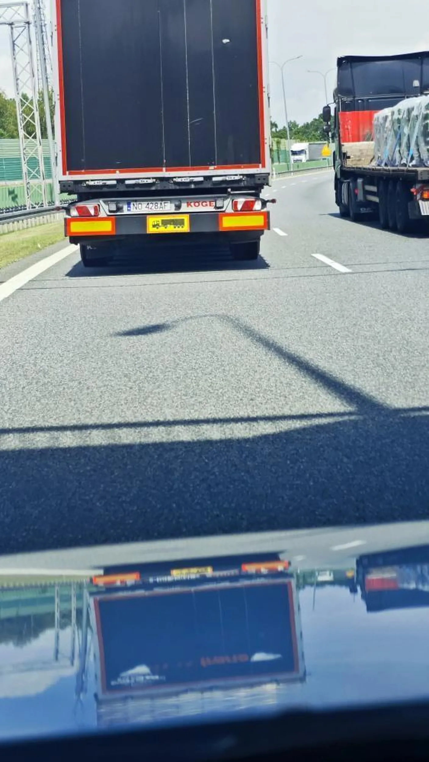 Kierowca tira, naczepa MAX T. Jadąc osobówką z rodziną 40km/h na zjeździe na A1, za Toruniem siedział na zderzaku, próbując popędzać, tworząc bardzo niebezpieczną sytuację. Na A1 zajechał mi drogę spychając na pobocze, utrudniał wyprzedzenie, mam nadzieję, że już bez prawka,