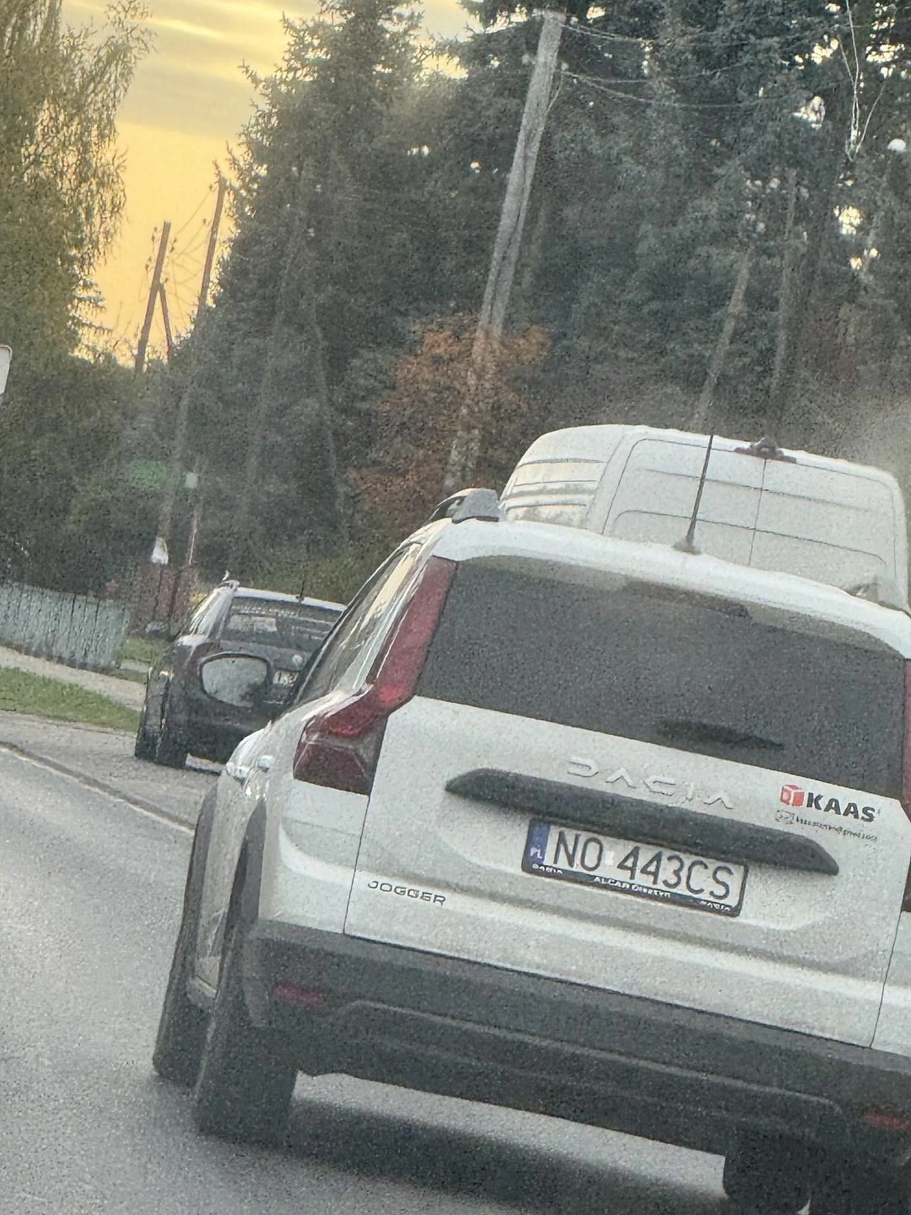 niestabilny emocjonalnie dzieciaczek specjalnie wyhamowuje i tamuje ruch, uważać na niego