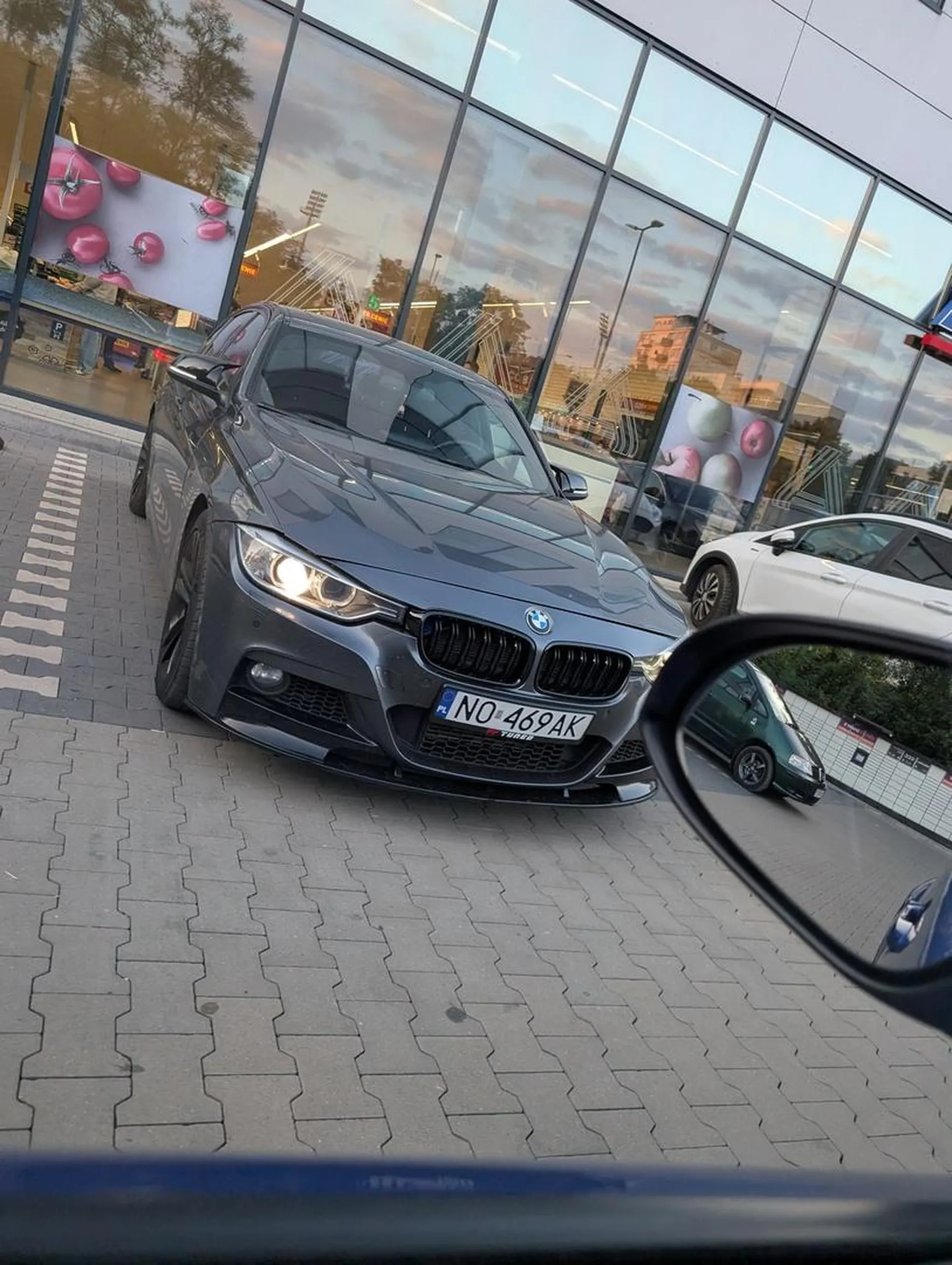 Biedaczyna chyba zapomniał zamontować tłumik i nawet stojąc z włączonym silnikiem robi niesamowity hałas