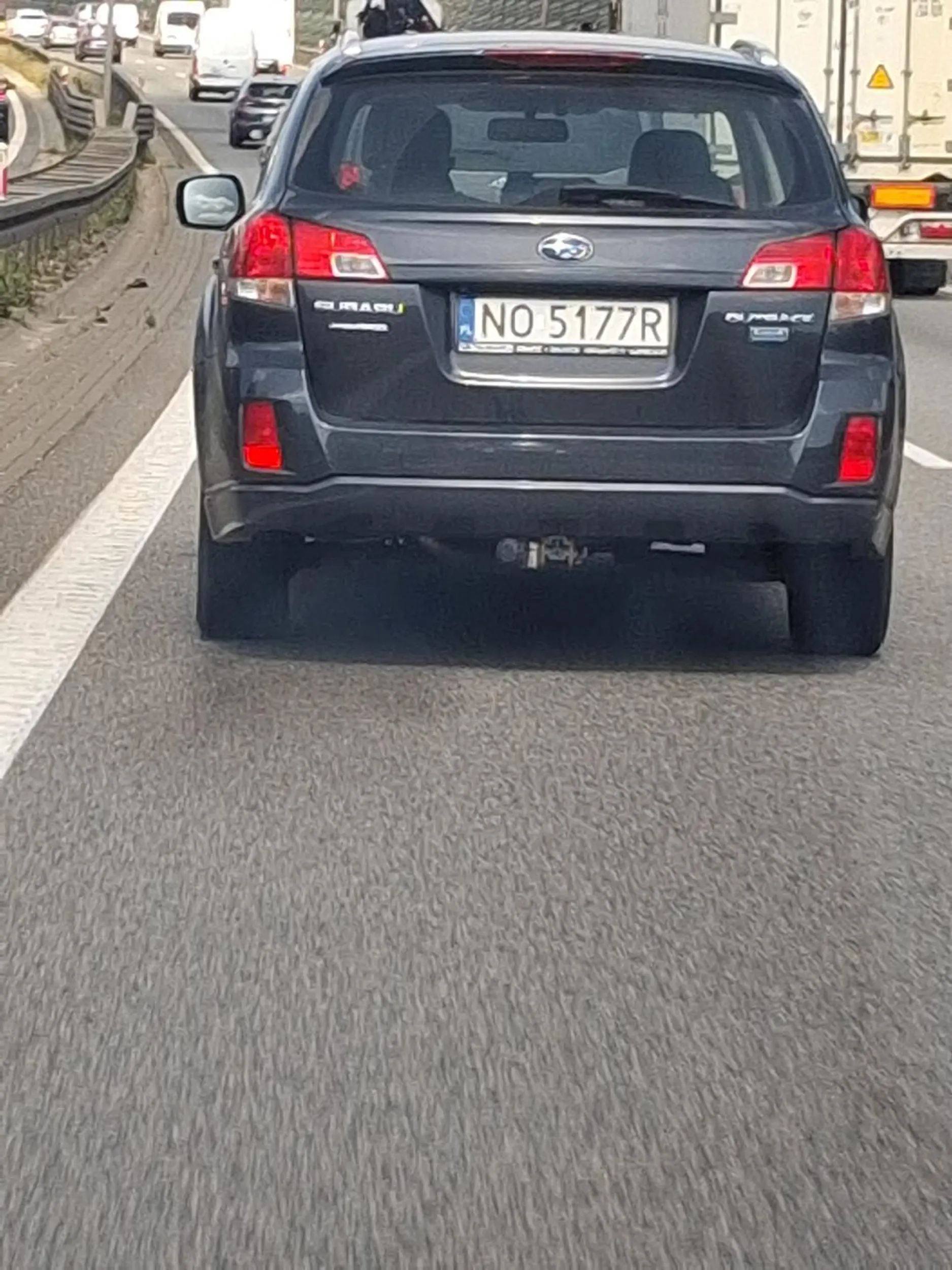 Gość zajeżdża droge chcąc doprowadzić do kolizji /wypadku