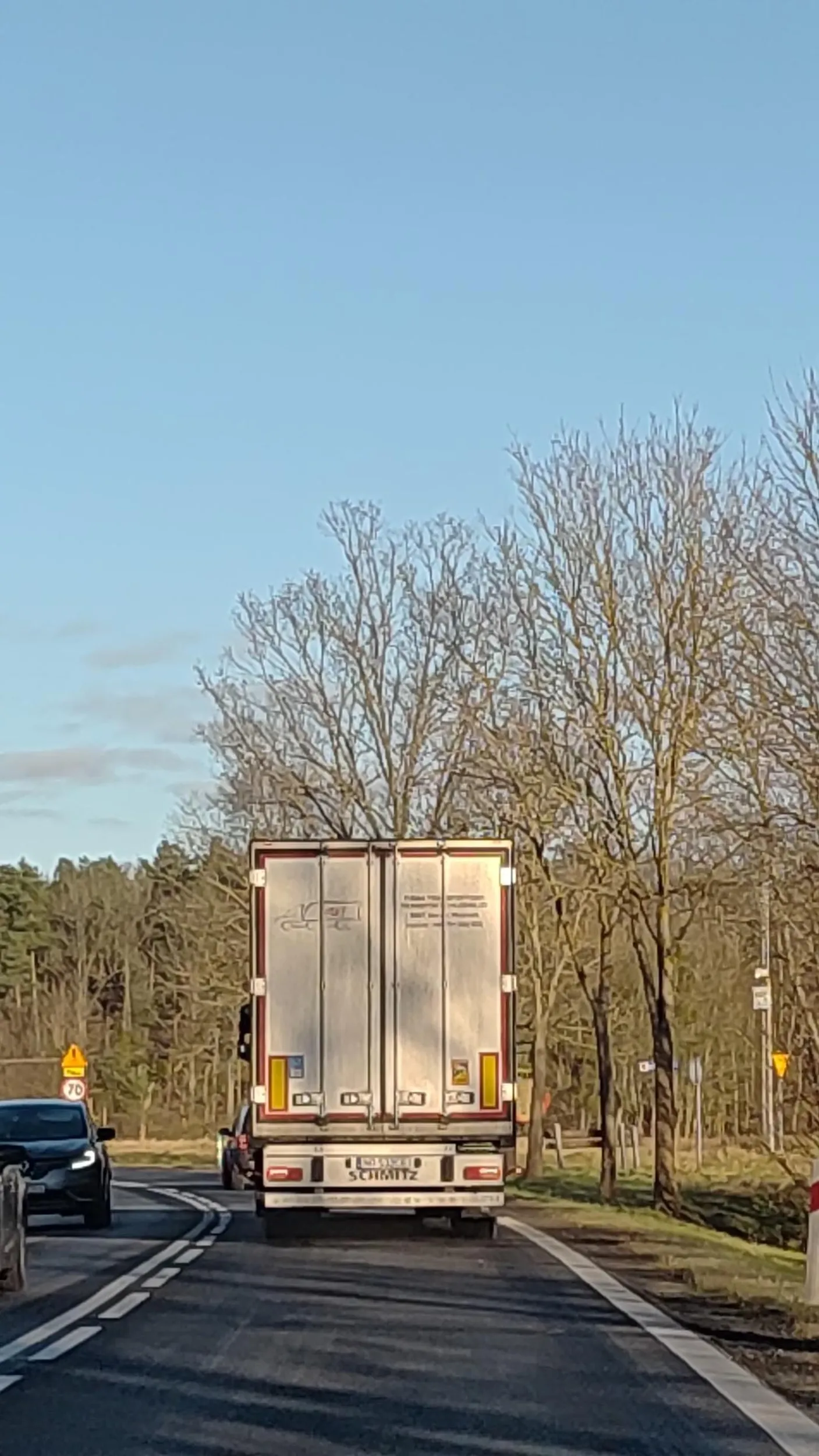 Chłop łamie przepisy jak szalony. 70km/h nieee, nie ma mowy do 110 dociągnie