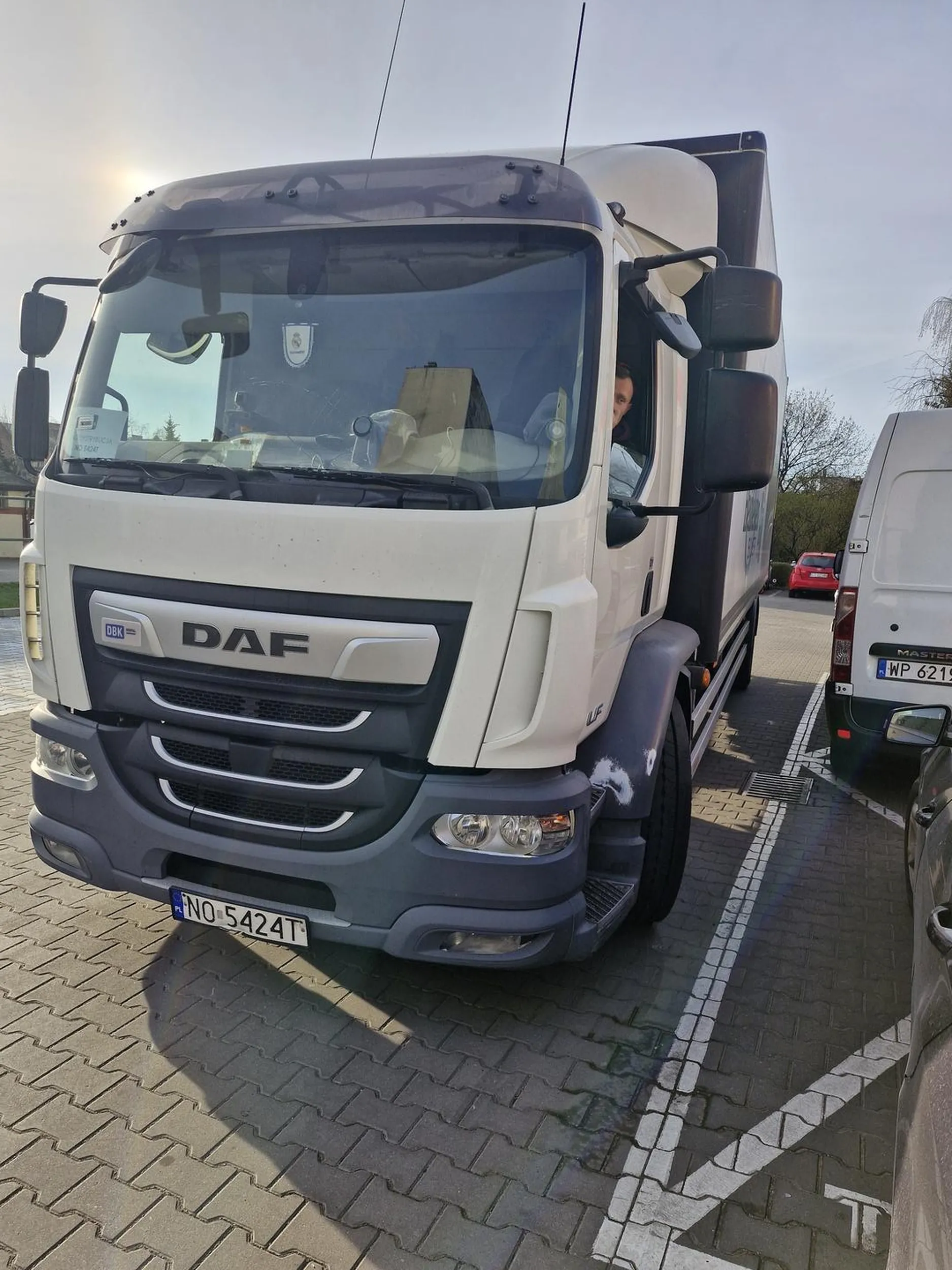 Trochę przykro. Skorzystałem z koperty należącej do sklepu spożywczego w Toruniu (oznaczona dodatkowo tablicą: do 3 minut dla kuriera i odbioru z paczkomatu - paczkomat tuż obok!). Młody kierowca najpierw w miarę uprzejmie ;) podjechał pod moje drzwi tak, że ledwie mogłem wysiąść, a potem coraz agresywniej żądał natychmiastowego zwolnienia jego miejsca. Wyp...laj i podobne słownictwo. Mirek ze mnie 60+ i naprawdę przykro, że Młody tak strasznie chamsko musiał zaznaczyć swoją potrzebę. Tak, miał rozładunek w sklepie i pewnie strasznie się spieszył... Ja stałem 1,5 minuty - wredny ze mnie staruch, ech...