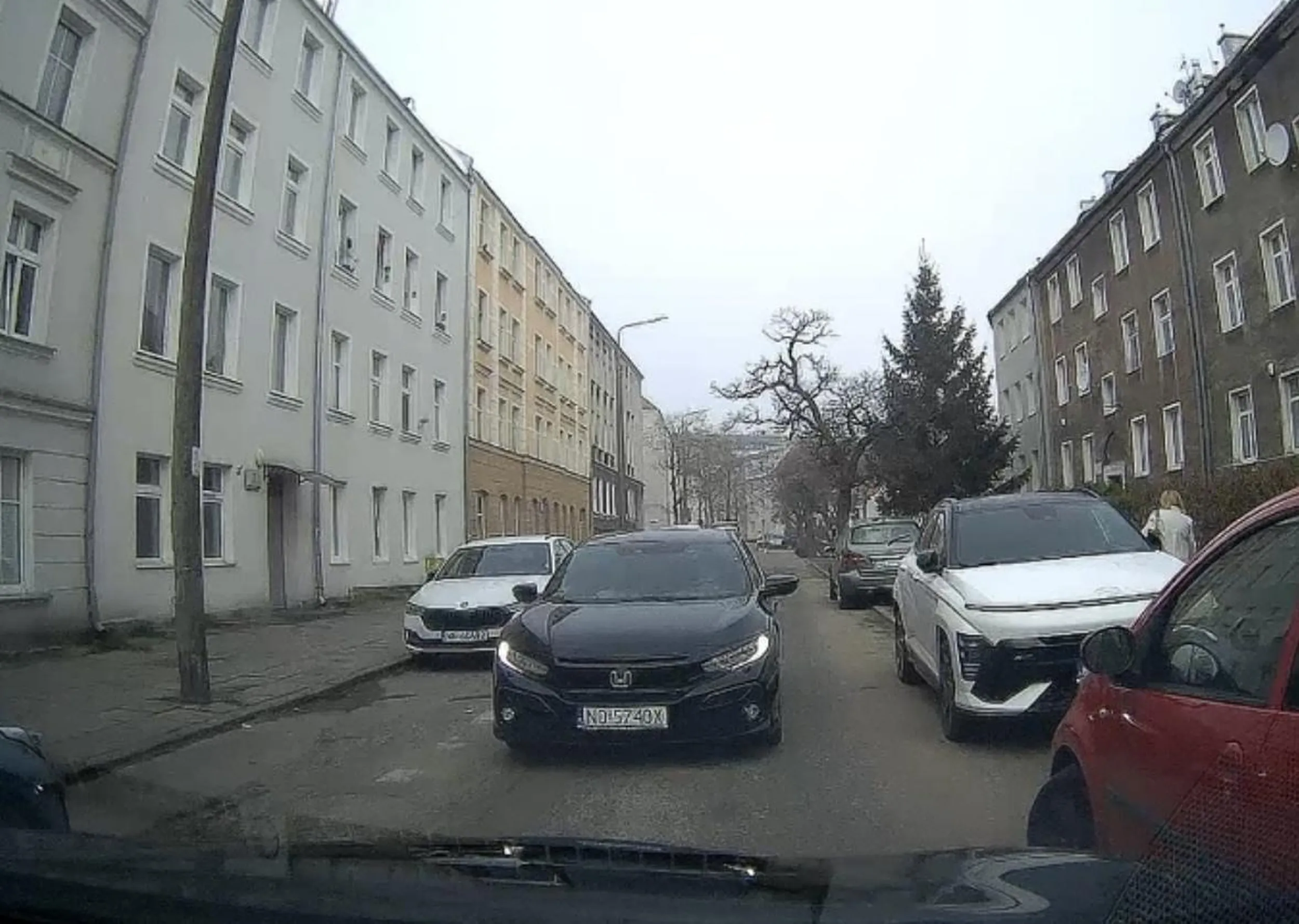 Bezczelna kobieta za kierownicą. Jak nie znasz kultury jazdy to nie pokazuj się w Gdańsku, tylko siedź w Olsztynie. Kto Ci w ogóle dał prawo jazdy gówniaro? Wystarczyło zjechać na prawo, mogłaś to zrobić bez problemu.