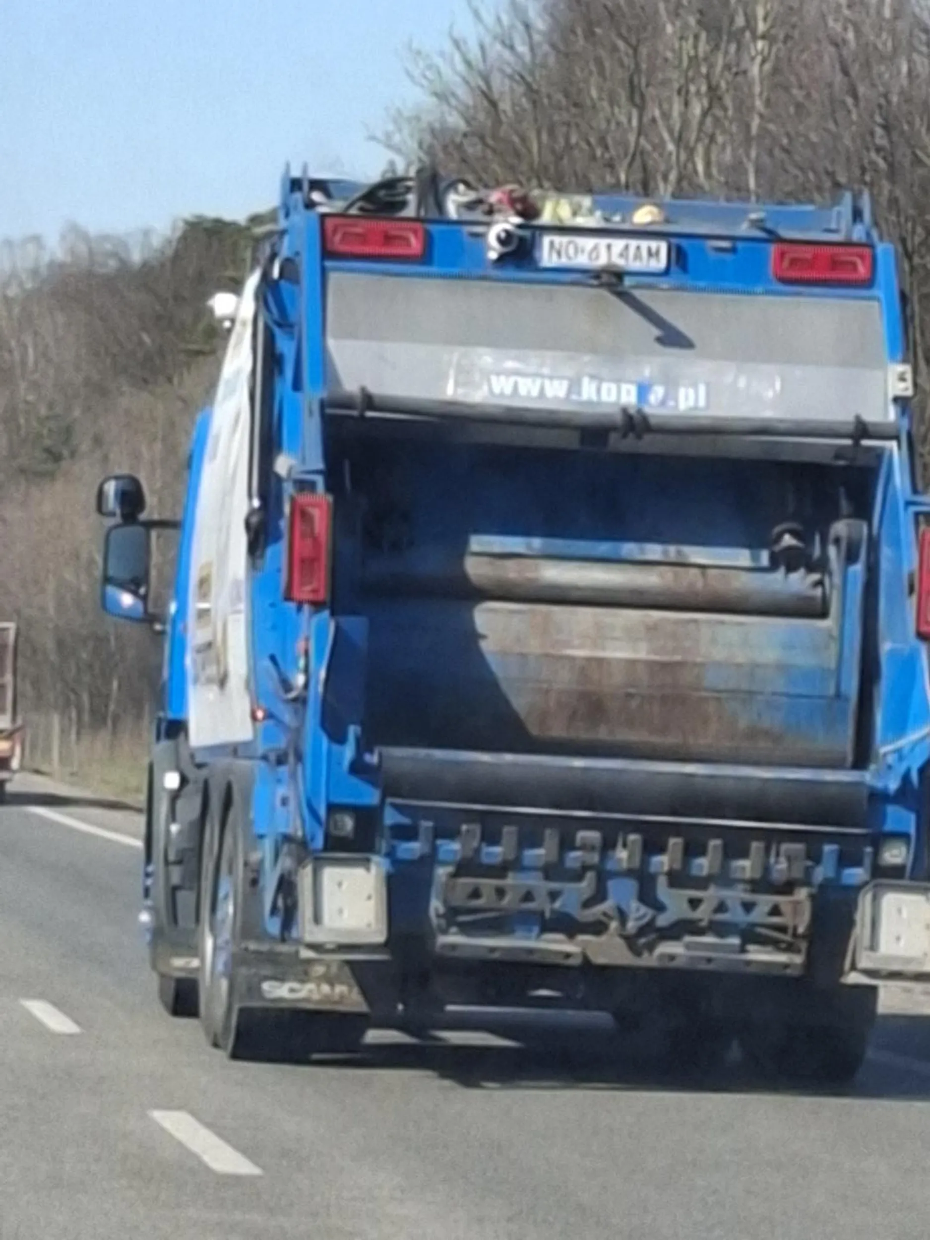 Naucz się zabezpieczać towar bo wszystko ci wylatuje na drogę i powoduje zagrożenie