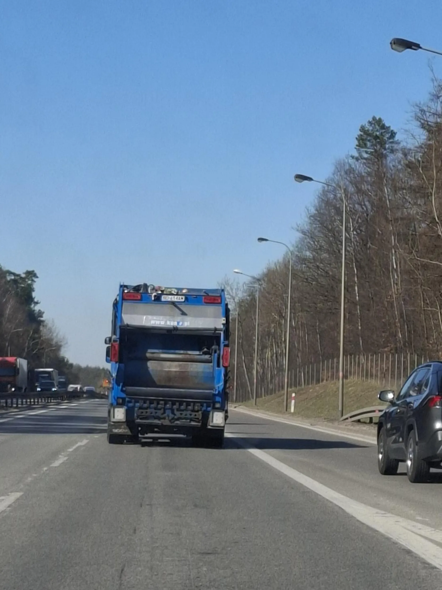 Naucz się zabezpieczać towar bo wszystko ci wylatuje na drogę i powoduje zagrożenie