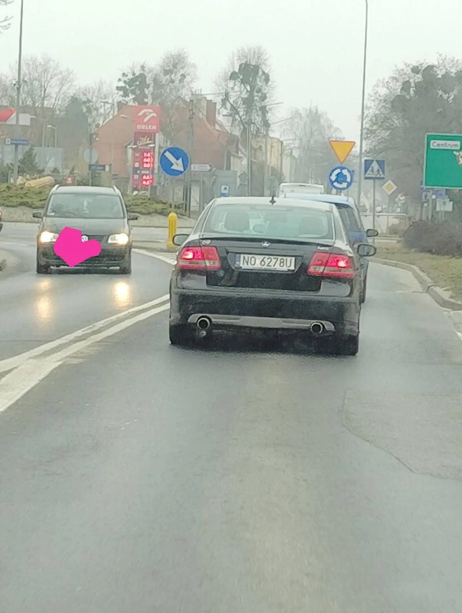 Wyprzedza na skrzyżowaniach i podwójnej ciągłej -Ostróda