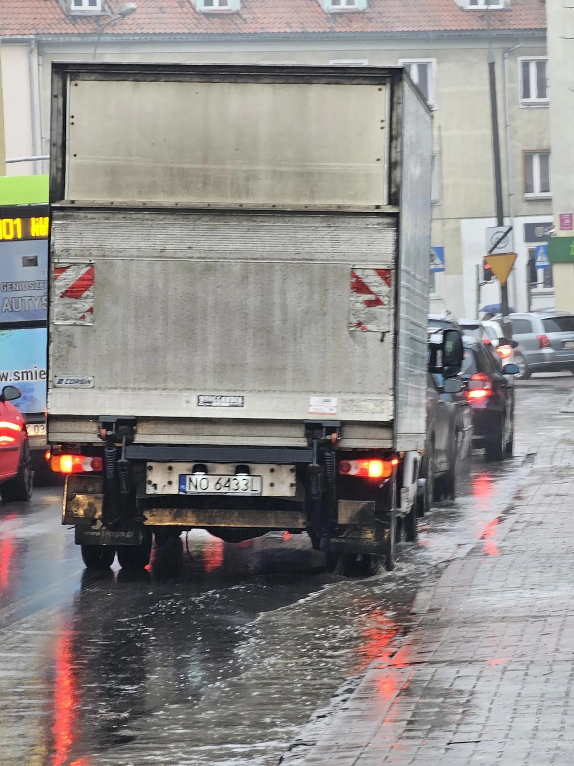 Zostalem ochlapany przez tego kierowce. Polecam iść do okulisty, jeśli nie widzisz, że piesi idą chodnikiem, a przy krawężniku jest pełno wody. Wystarczyło zwolnić, ale nie. Po co?