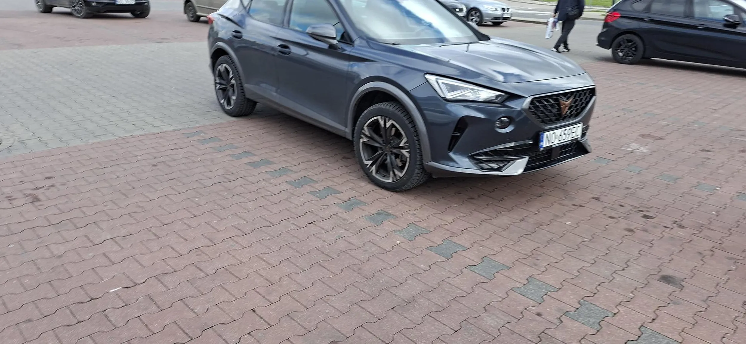 Mistrz parkowania pół samochodu na innym miejscu pol samochodu na drodze jeszcze krzywo gratulacje ?