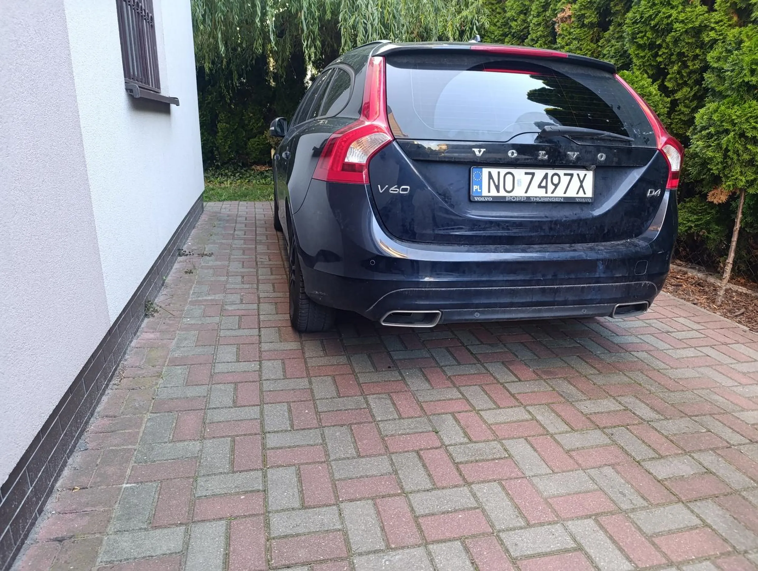 Niemądry i nieuprzejmy kierowca parkuje tak w miejscu gdzie wchodzi się za zakrętem do weterynarza! Niecały metr miejsca zostawionego dla pieszych