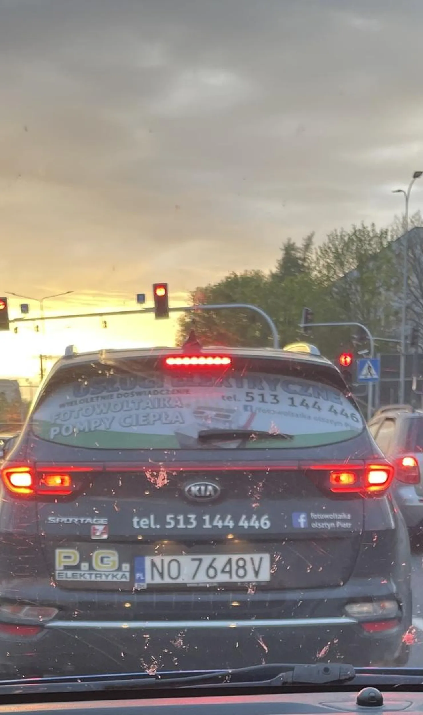 Uważajcie na tego idiotę. Typ albo naćpany albo bez mózgu powoduje ogromne zagrożenie