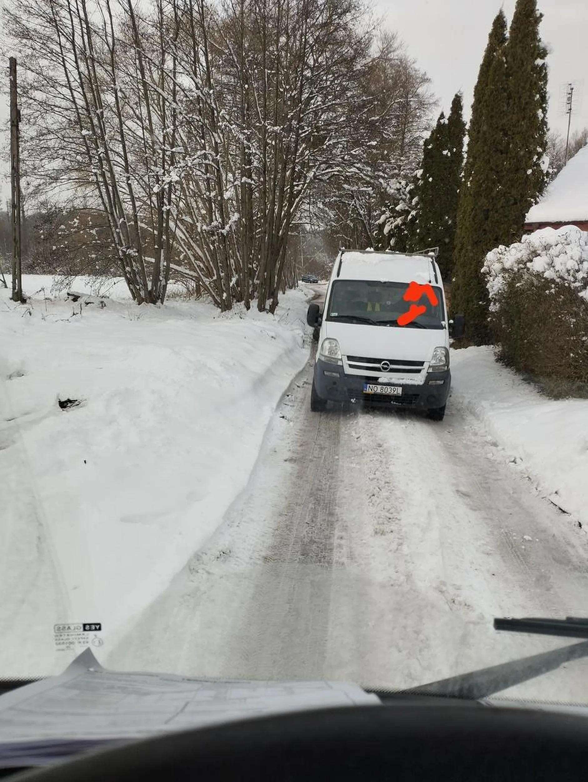 Ponad godzinę blokował drogę Bo on jechał pod wzniesienie i nie będzie cofał PO GODZINIE COFNĄŁ 20M I POJECHAŁ Ja nie mogą cofną bo się zakopałem ( CIĘŻARÓWKĄ )