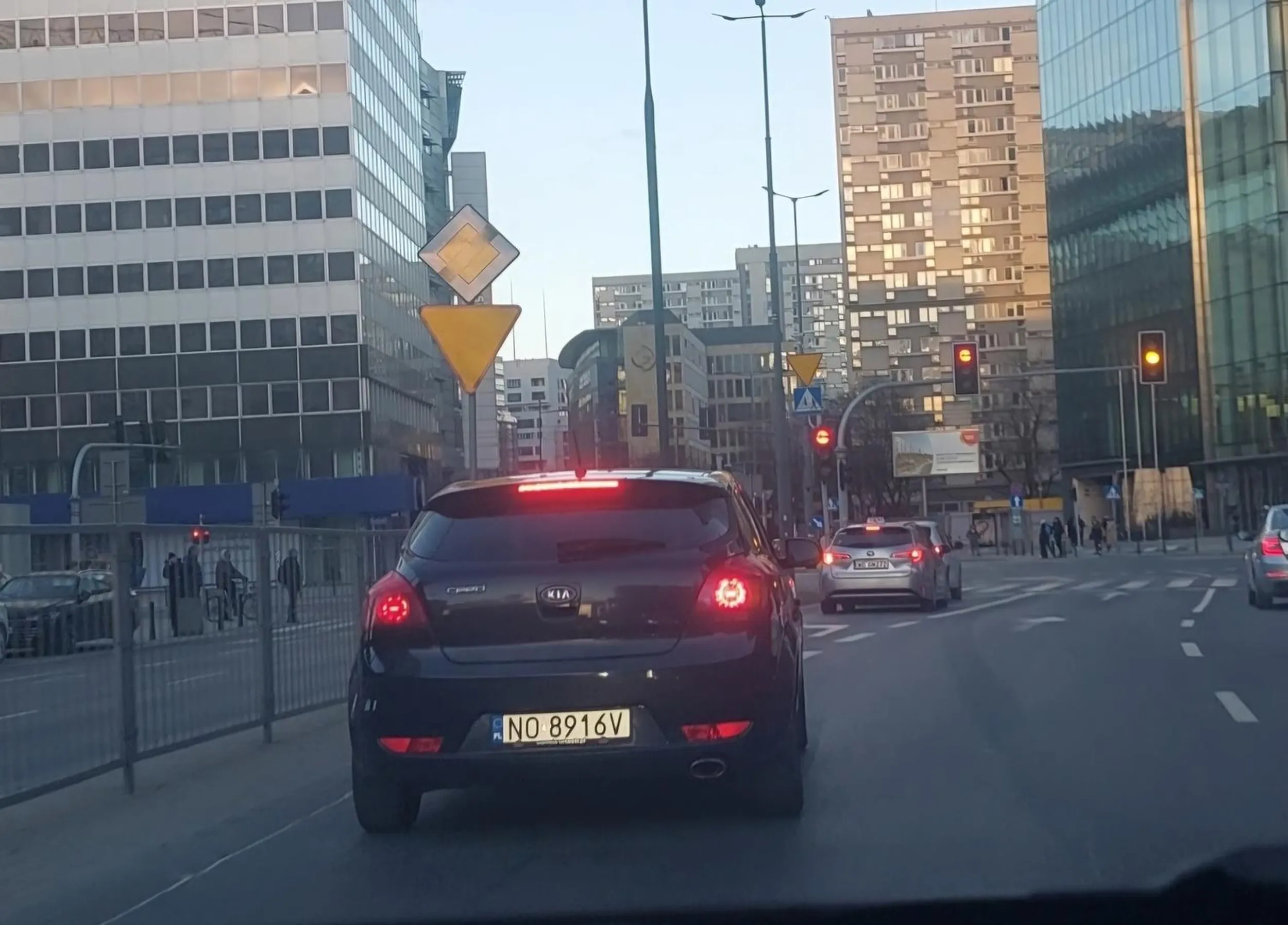 Niby facet a jeździ jak cipa 5 km/h w centrum Warszawy, nie używa kierunkowskazów przy zmianie pasa.